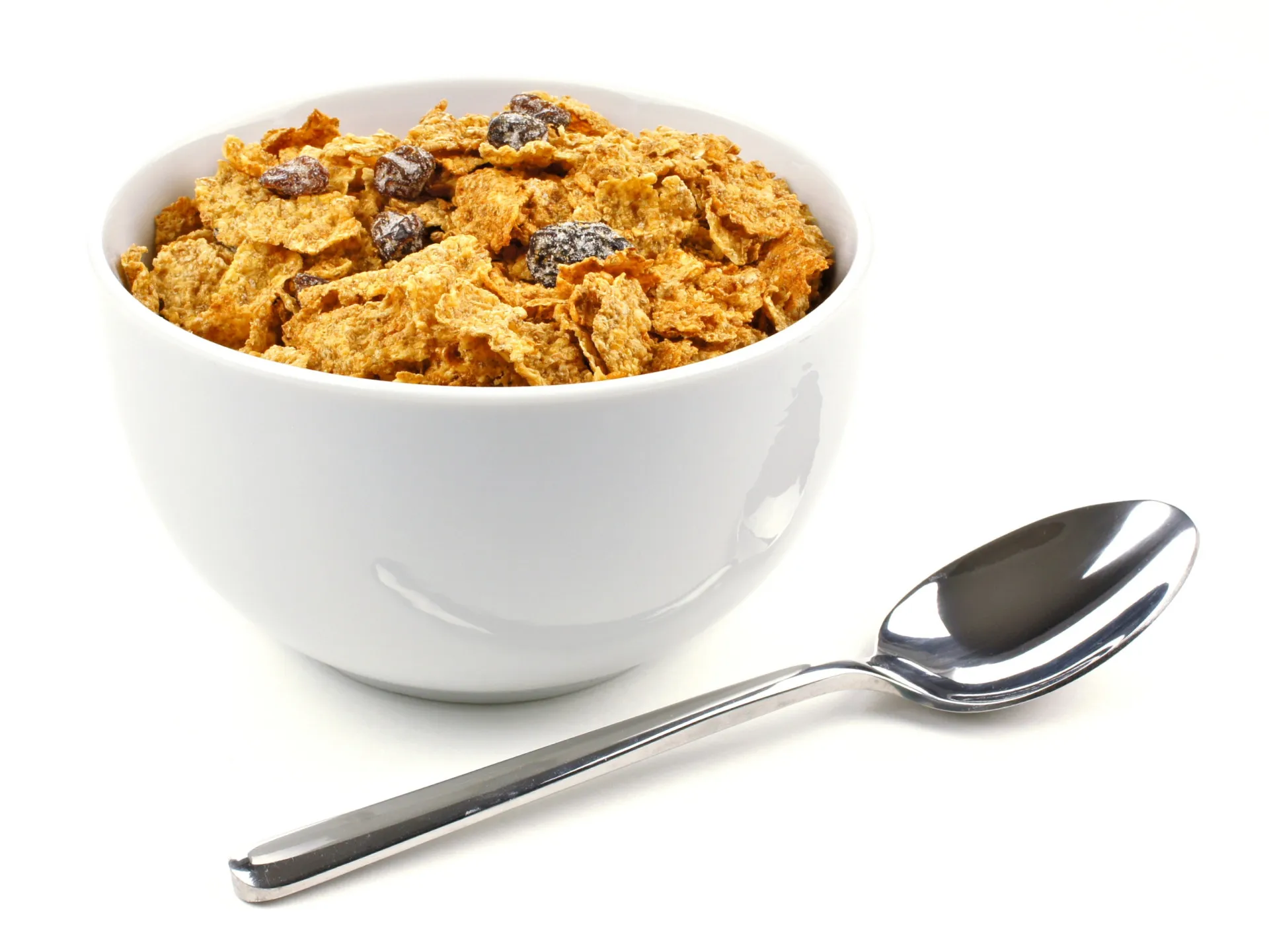 Pessoa lendo o rótulo nutricional na lateral de uma caixa de cereal.