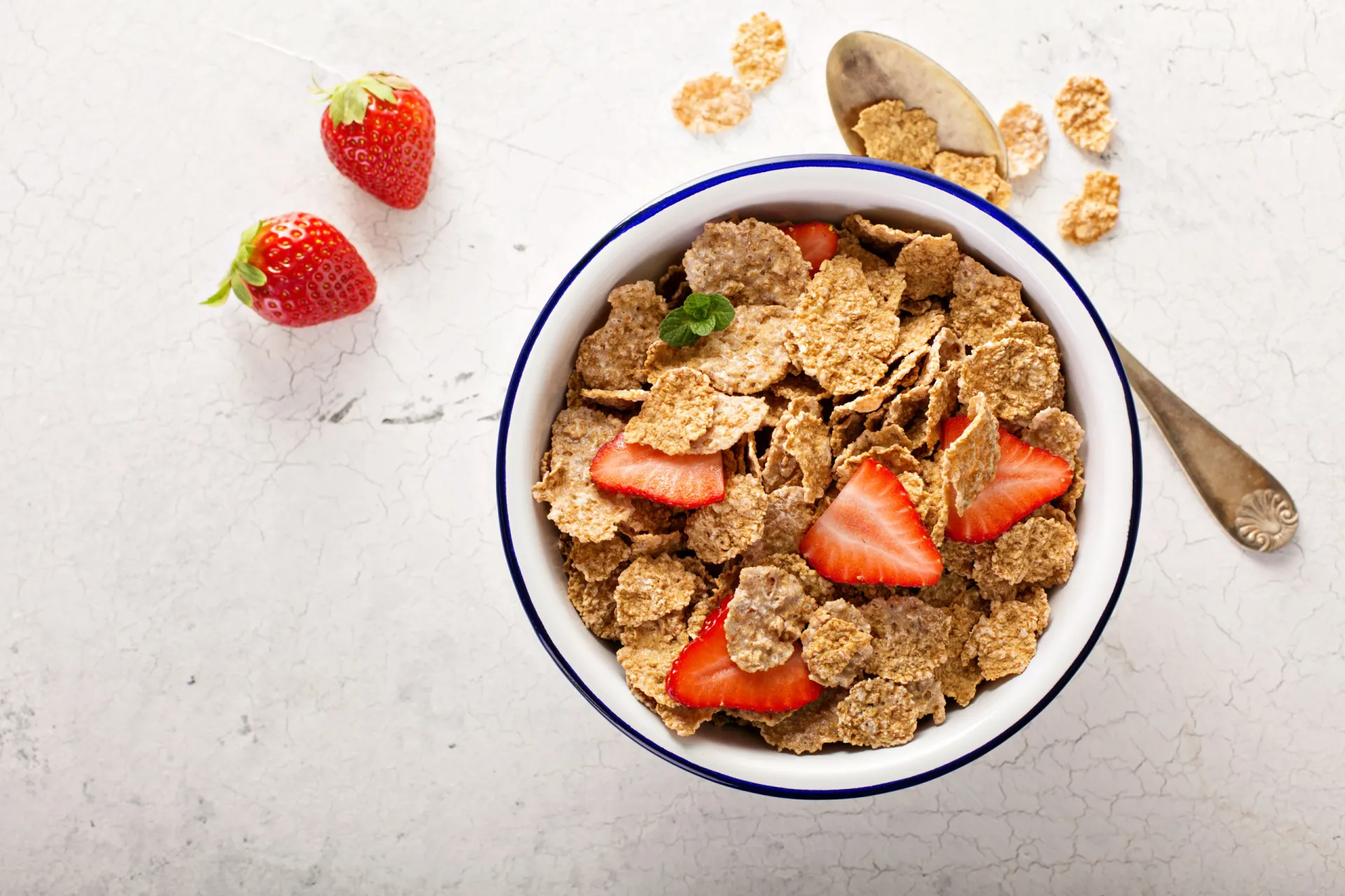 Tigela de cereal integral com leite, mostrando um café da manhã saudável.