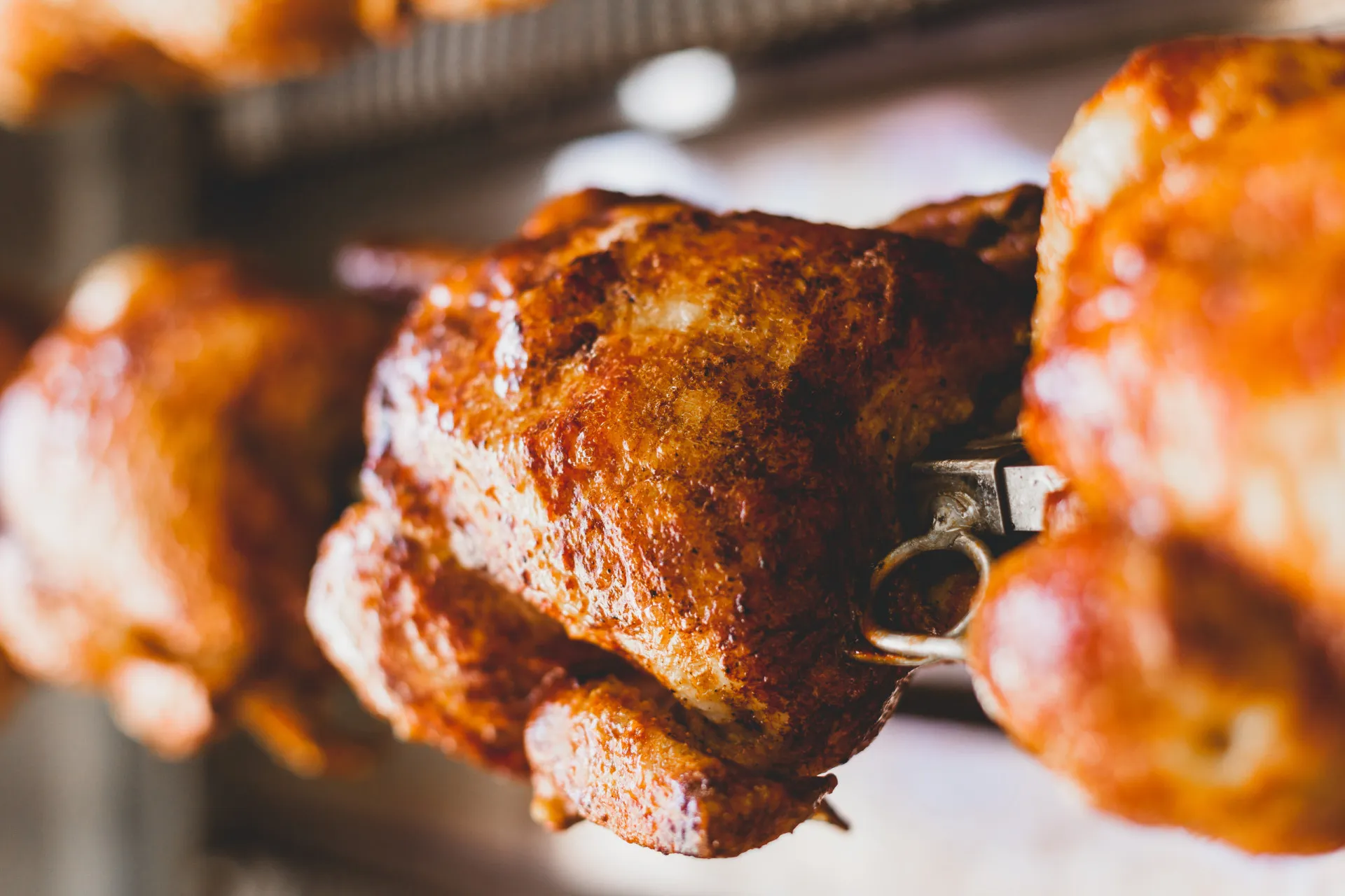Frango assado inteiro, dourado e suculento, em uma travessa.