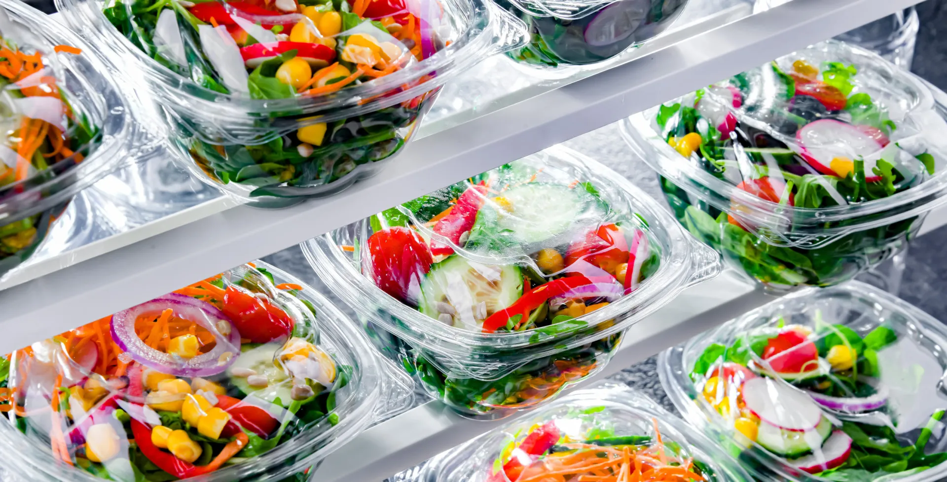 Pacote de salada pronta, já lavada e picada, em um supermercado.