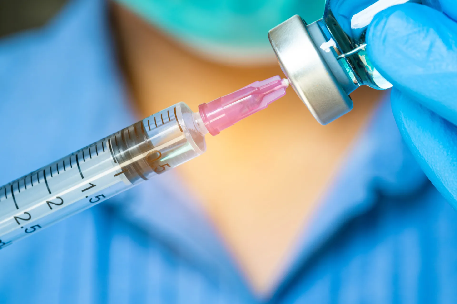 Representação de um anticorpo atacando uma célula cancerosa.