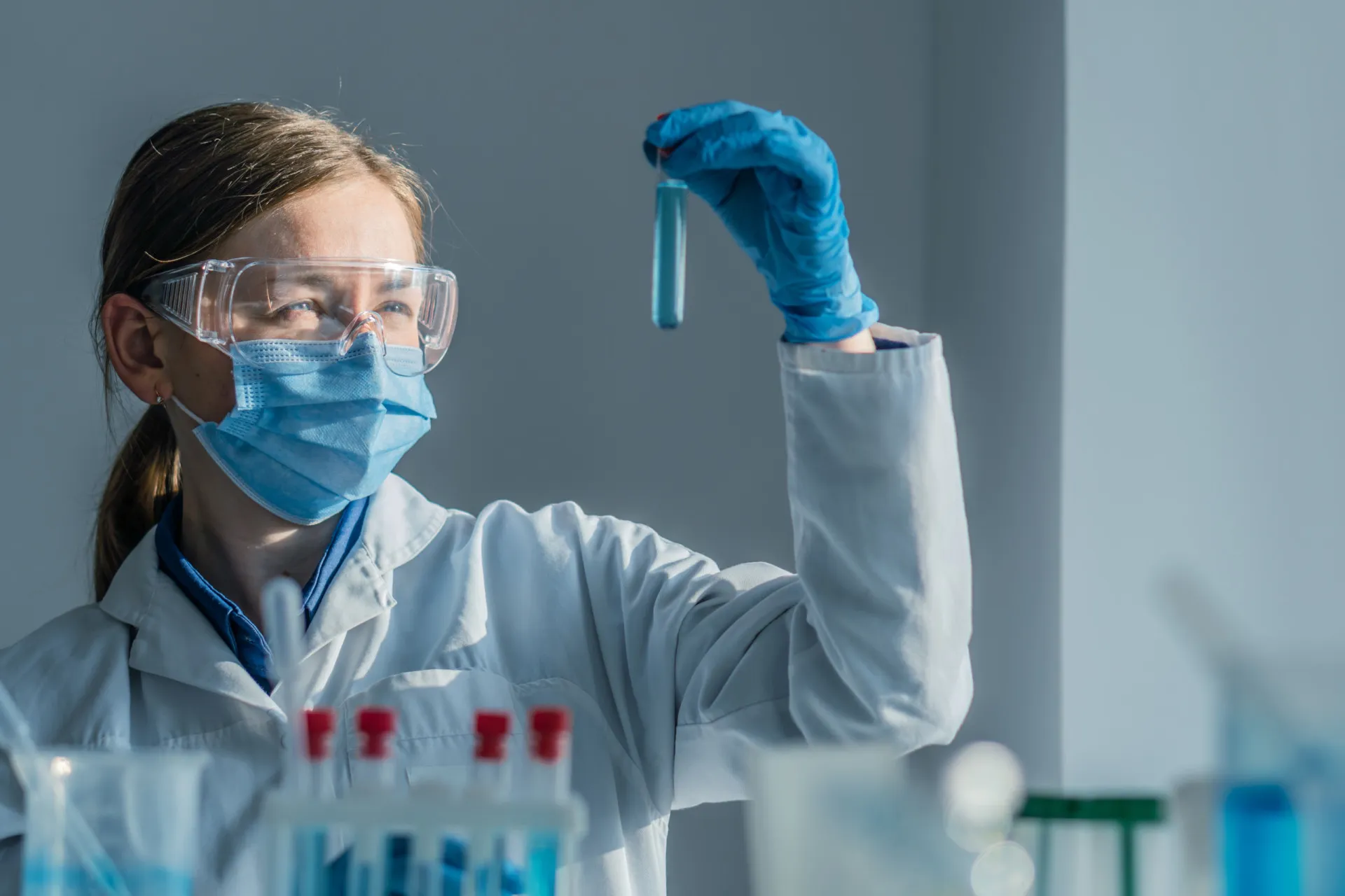 Representação de uma fita de DNA sendo corrigida, simbolizando a terapia genética.