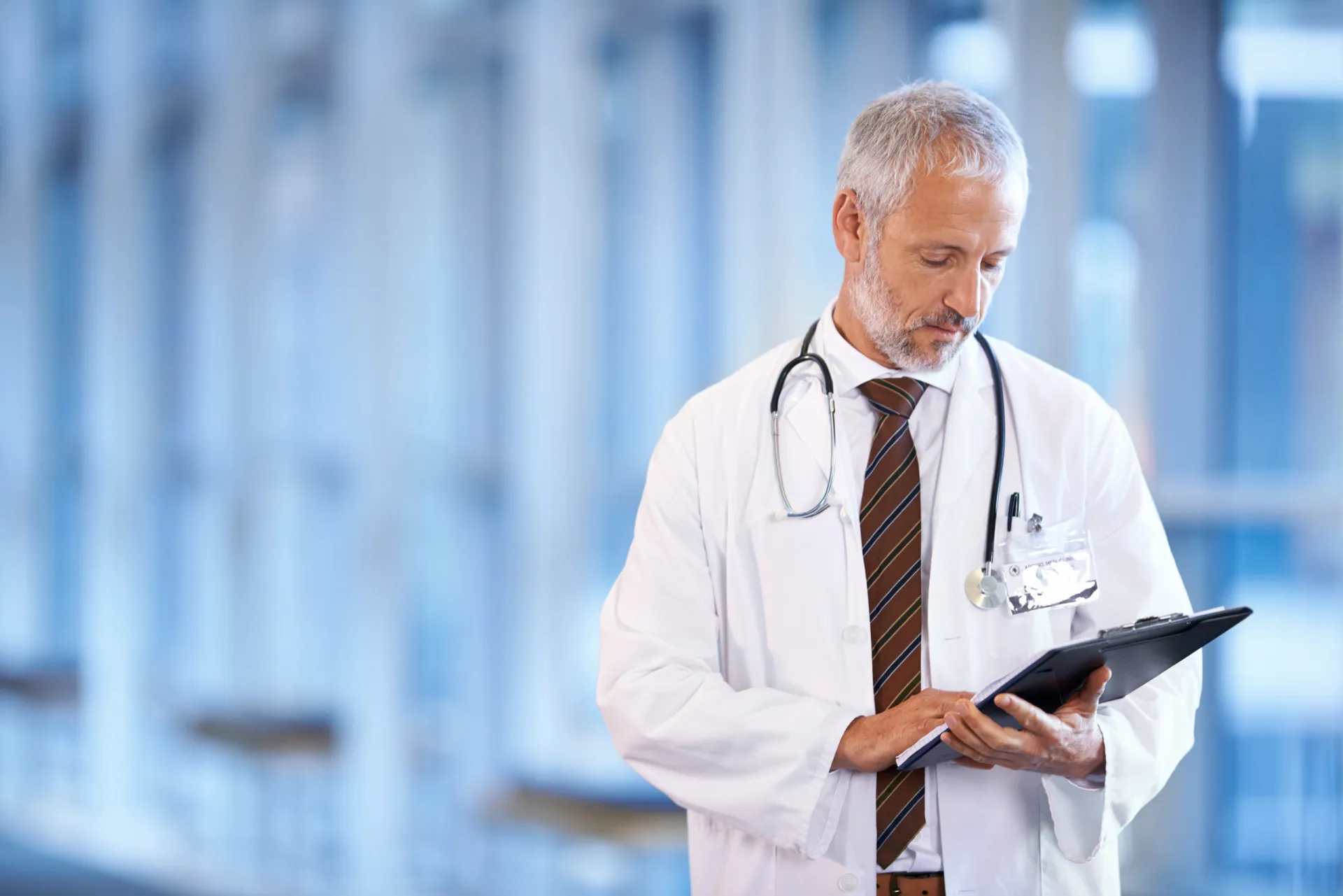 Um inalador, dispositivo usado para administrar medicamentos diretamente nos pulmões.