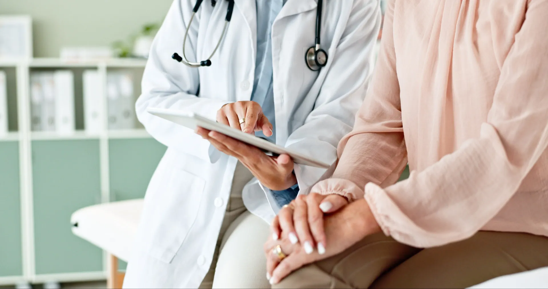Células sanguíneas vistas ao microscópio, com destaque para células de leucemia.