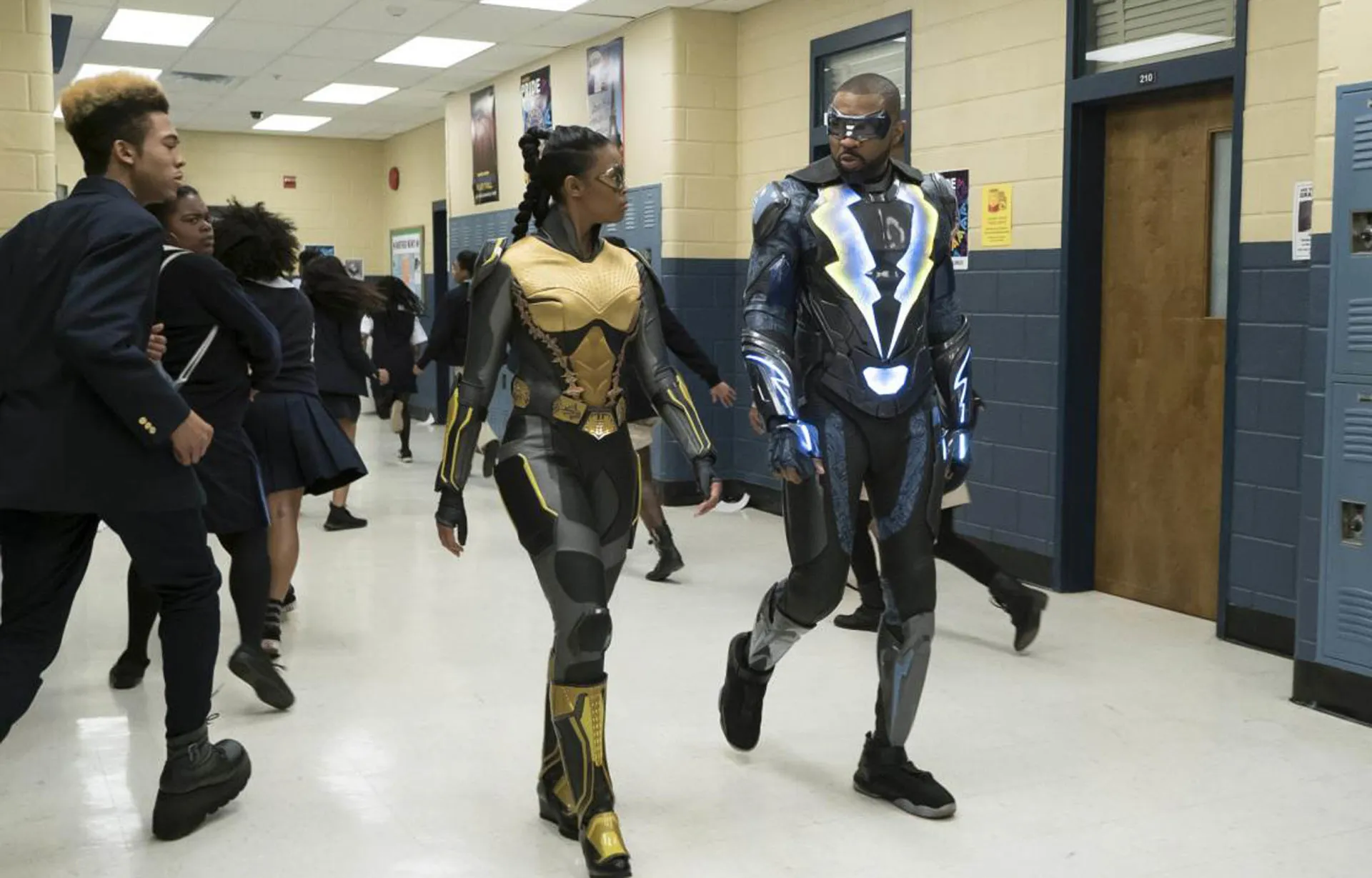 Nafessa Williams caracterizada como a super-heroína Anissa Pierce, também conhecida como Thunder, em 'Raio Negro'.