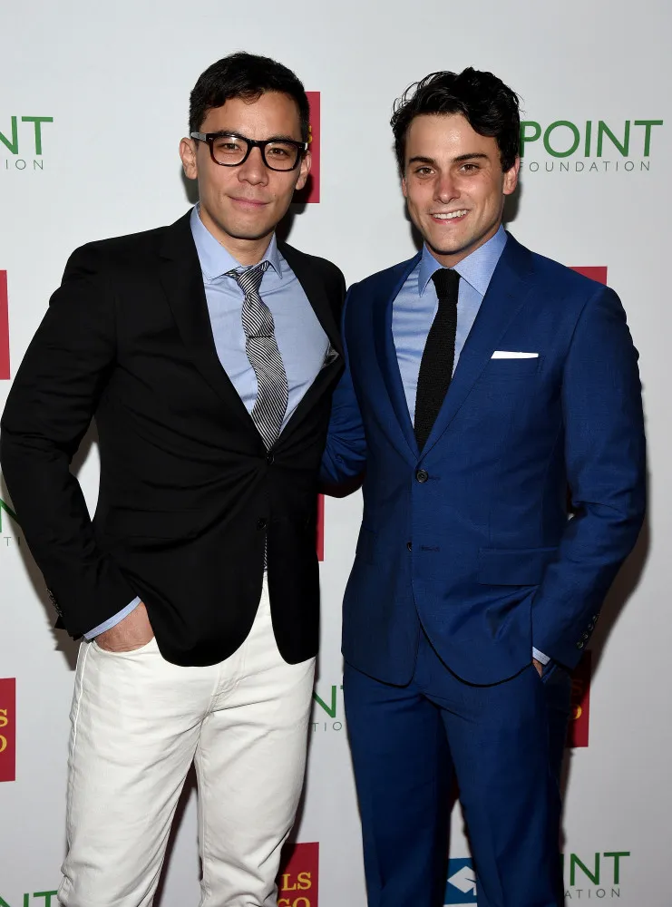 Connor Walsh e Oliver Hampton, casal da série 'How to Get Away with Murder', se abraçando.