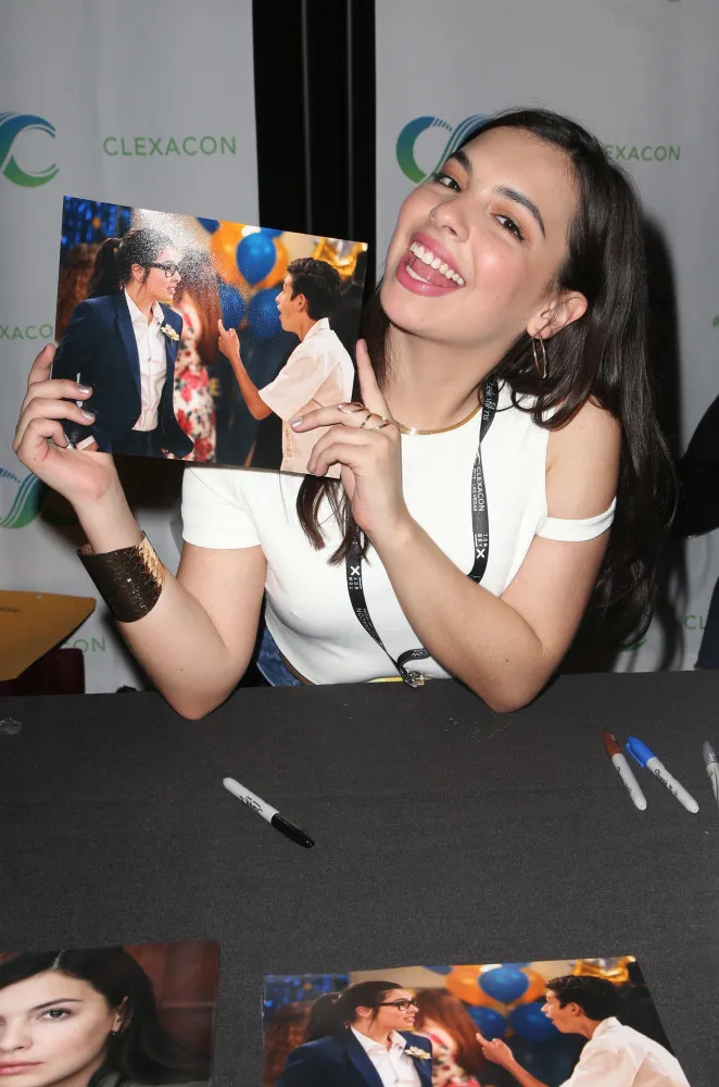 Isabella Gomez como a personagem Elena Alvarez na sitcom 'One Day at a Time'.