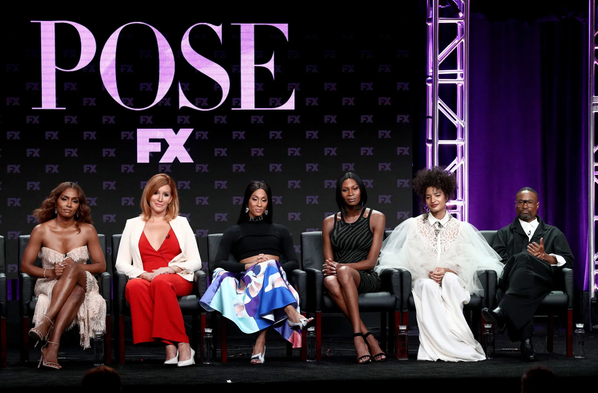Elenco principal de 'Pose' em seus trajes glamorosos, representando a cultura ballroom.