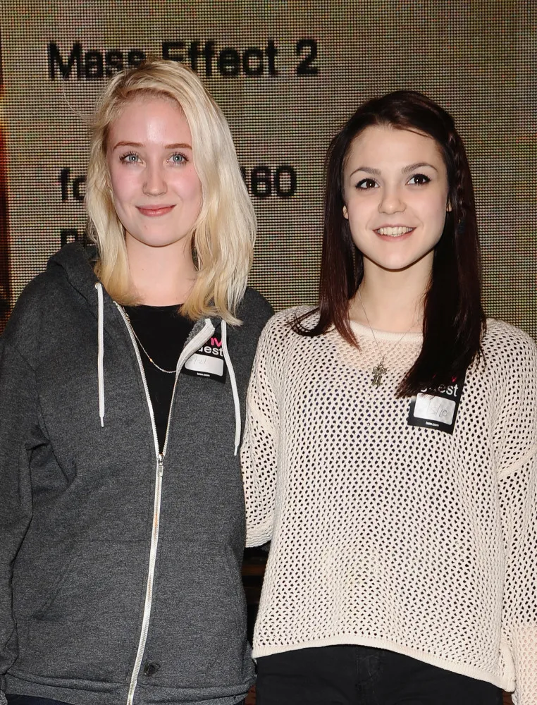 O casal Naomi e Emily da série britânica 'Skins', em um momento de intimidade.