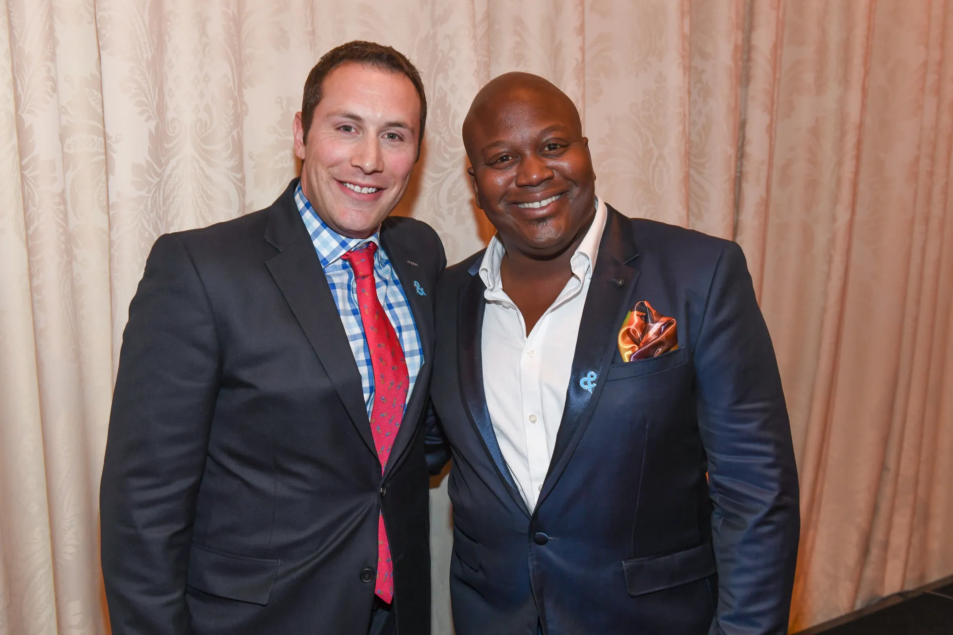 Mikey e Titus, o divertido casal de 'Unbreakable Kimmy Schmidt', em um momento cômico.