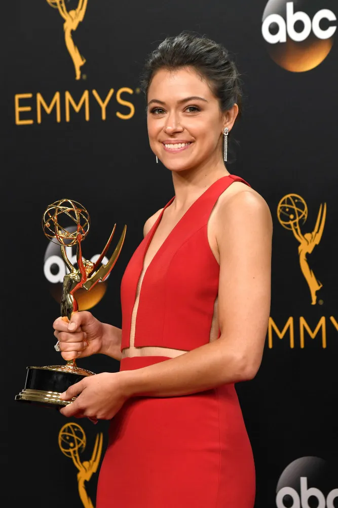 Tatiana Maslany como a clone Cosima Niehaus em 'Orphan Black', com seus característicos dreadlocks e óculos.