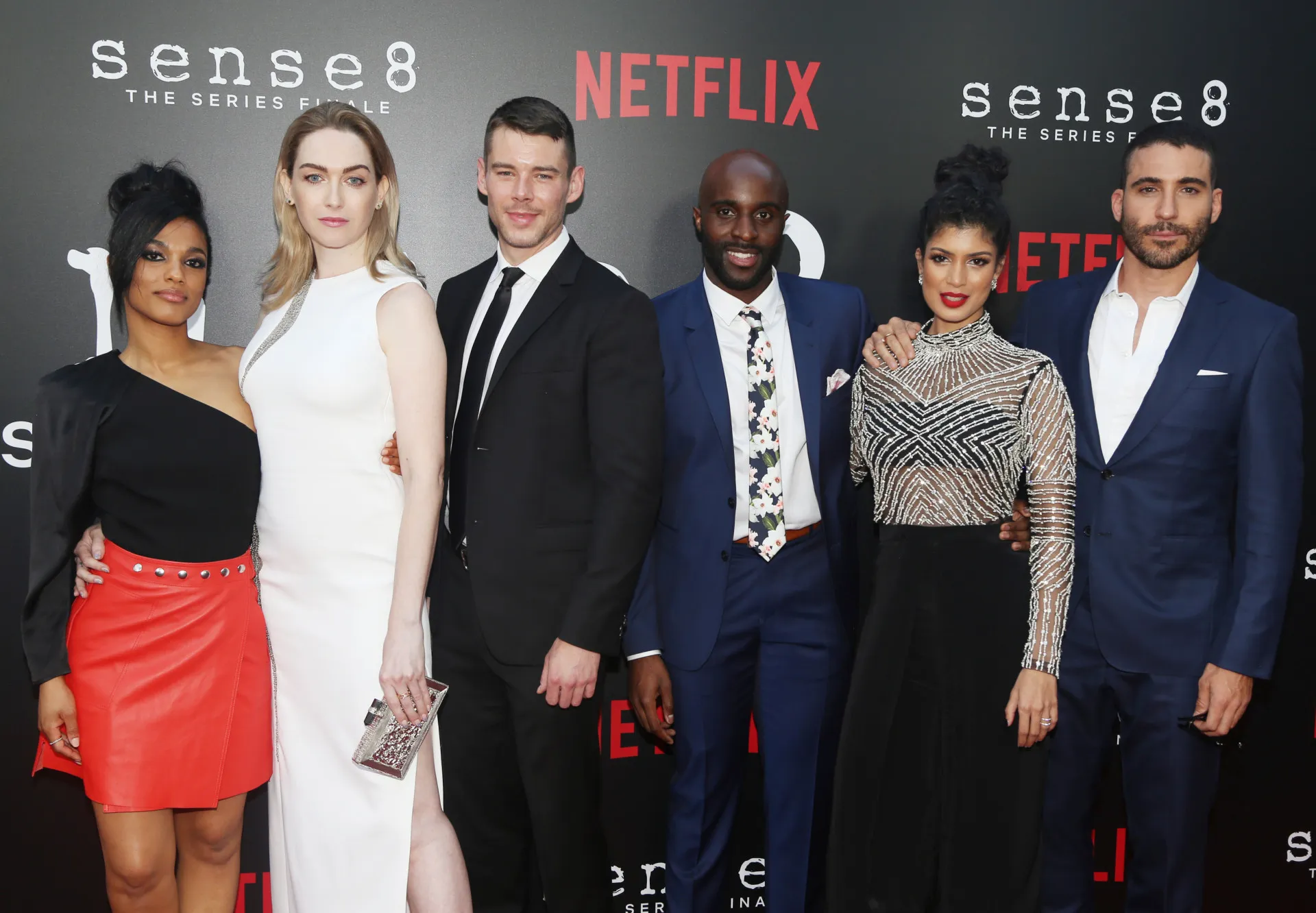 Cena de 'Sense8' mostrando os personagens conectados, em um momento de união e empatia.
