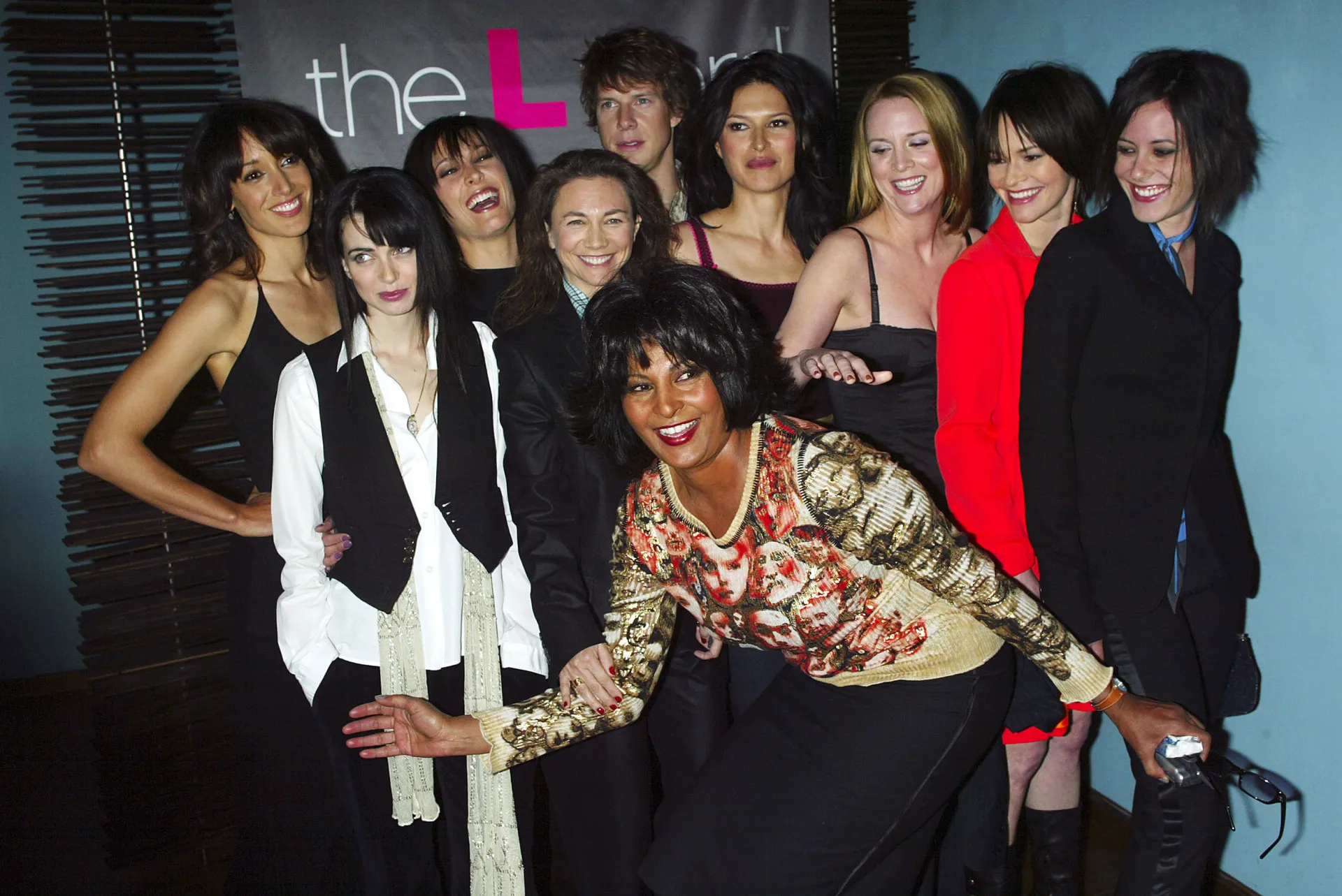 O elenco principal da série 'The L Word' posando junto, representando o grupo de amigas da trama.