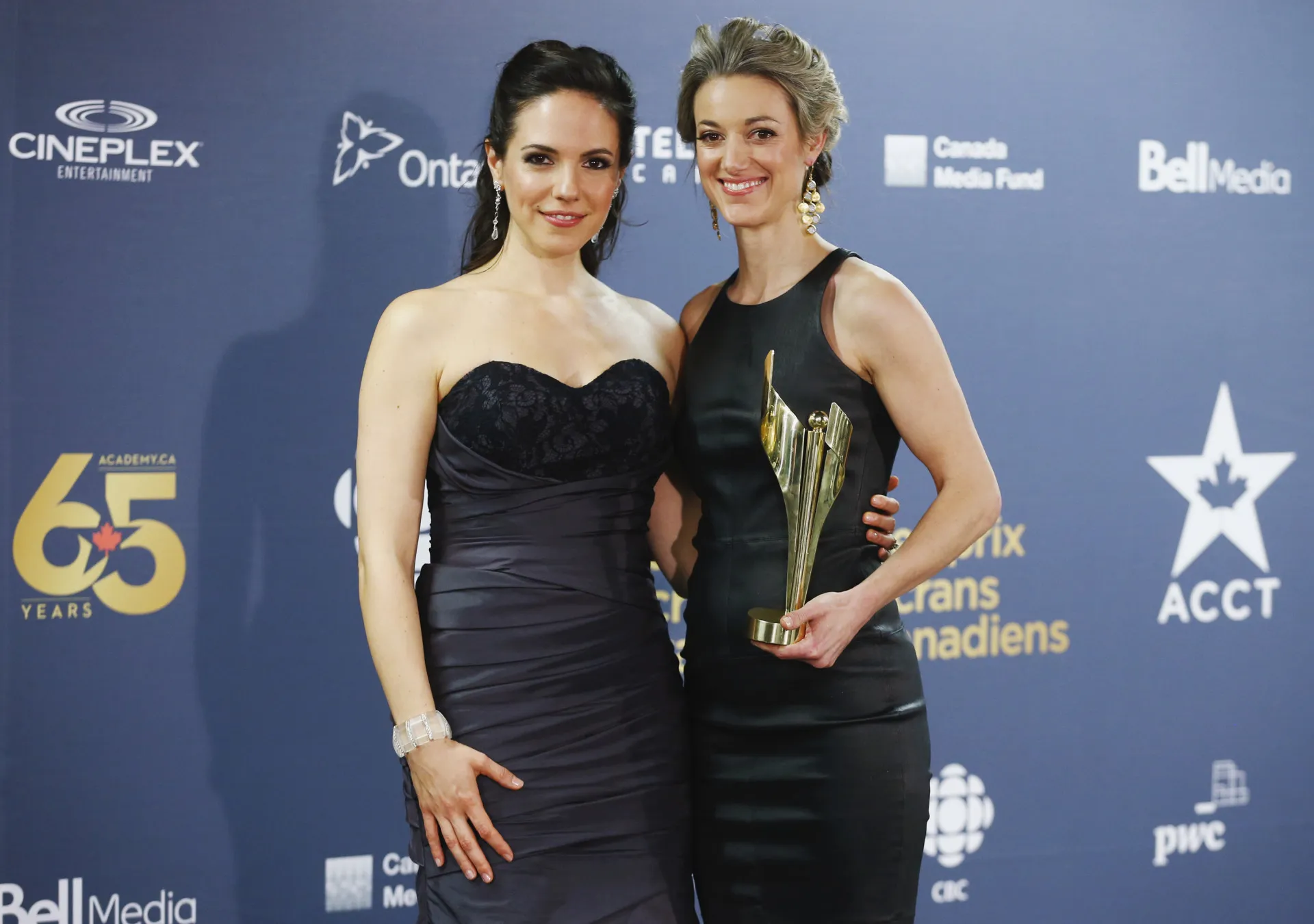 A protagonista Bo e a Dra. Lauren da série 'Lost Girl' em um momento de grande química.