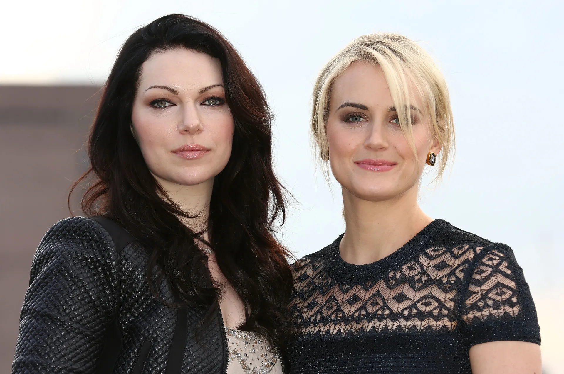 Alex Vause e Piper Chapman, o casal central de 'Orange Is the New Black', em um momento de intimidade na prisão.