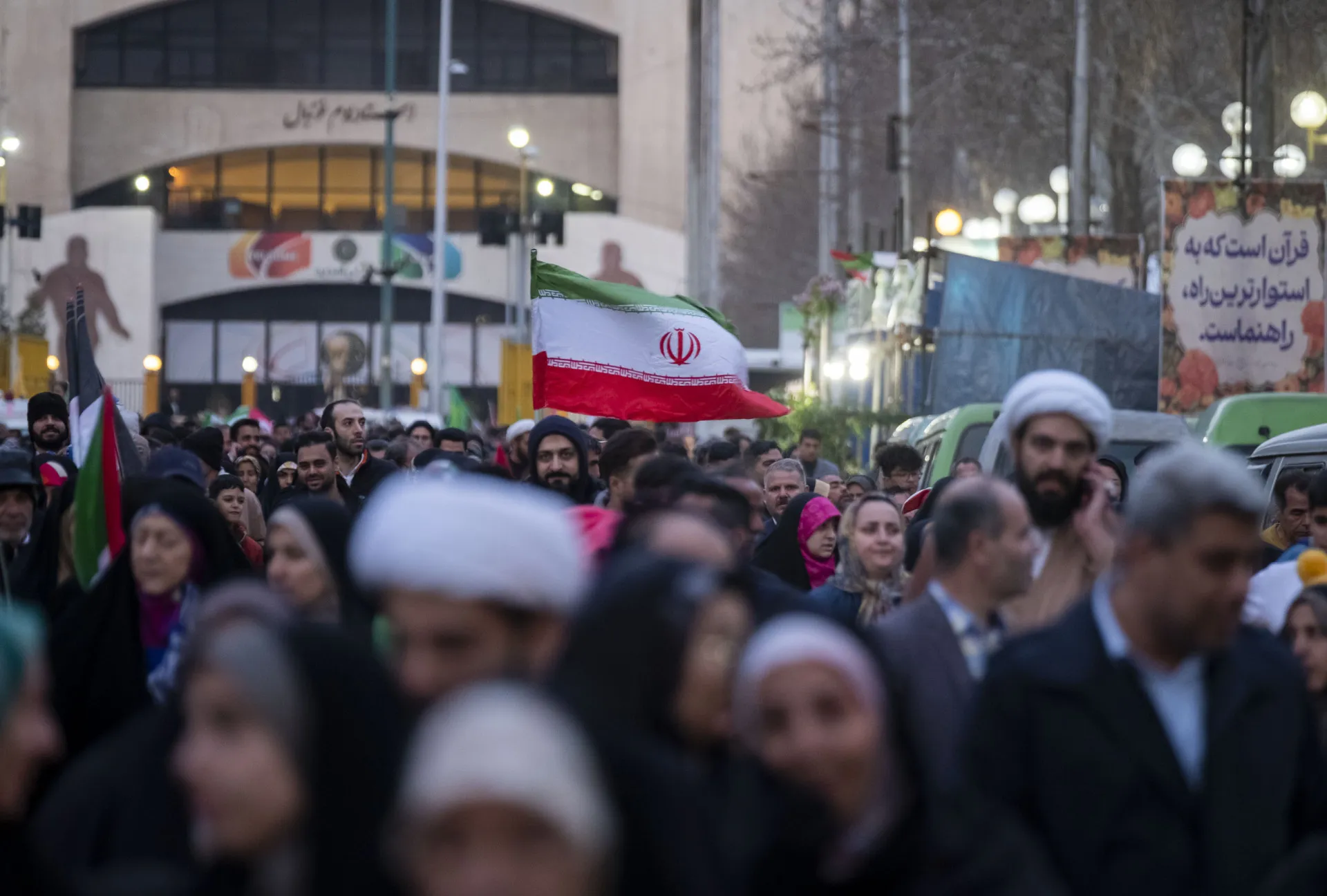 Crianças iranianas em uma área empobrecida, refletindo o impacto das sanções.
