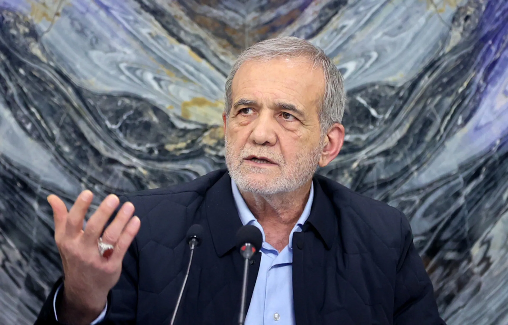 O presidente iraniano Masoud Pezeshkian discursando.