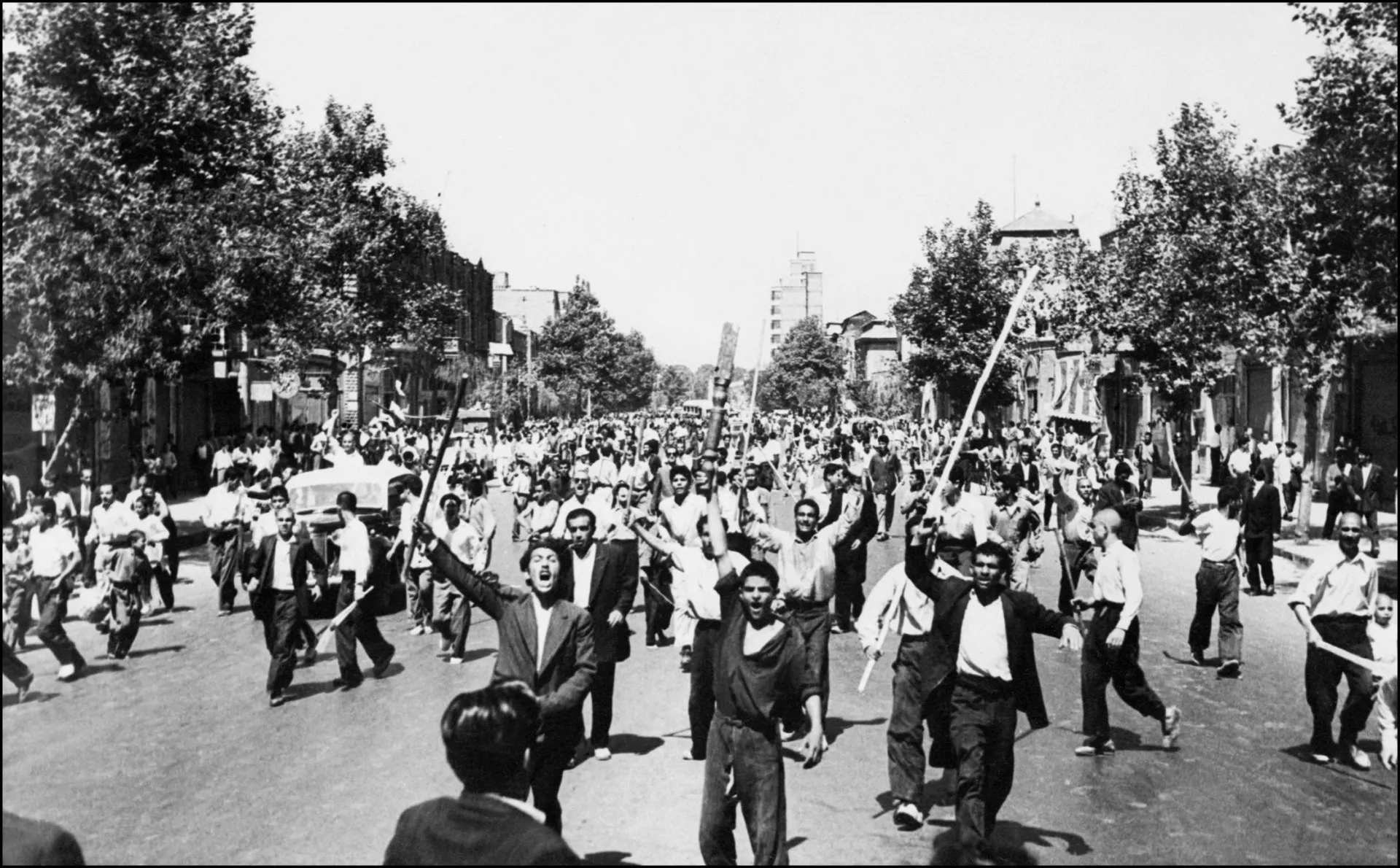 Manifestantes iranianos protestando durante o golpe de 1953.