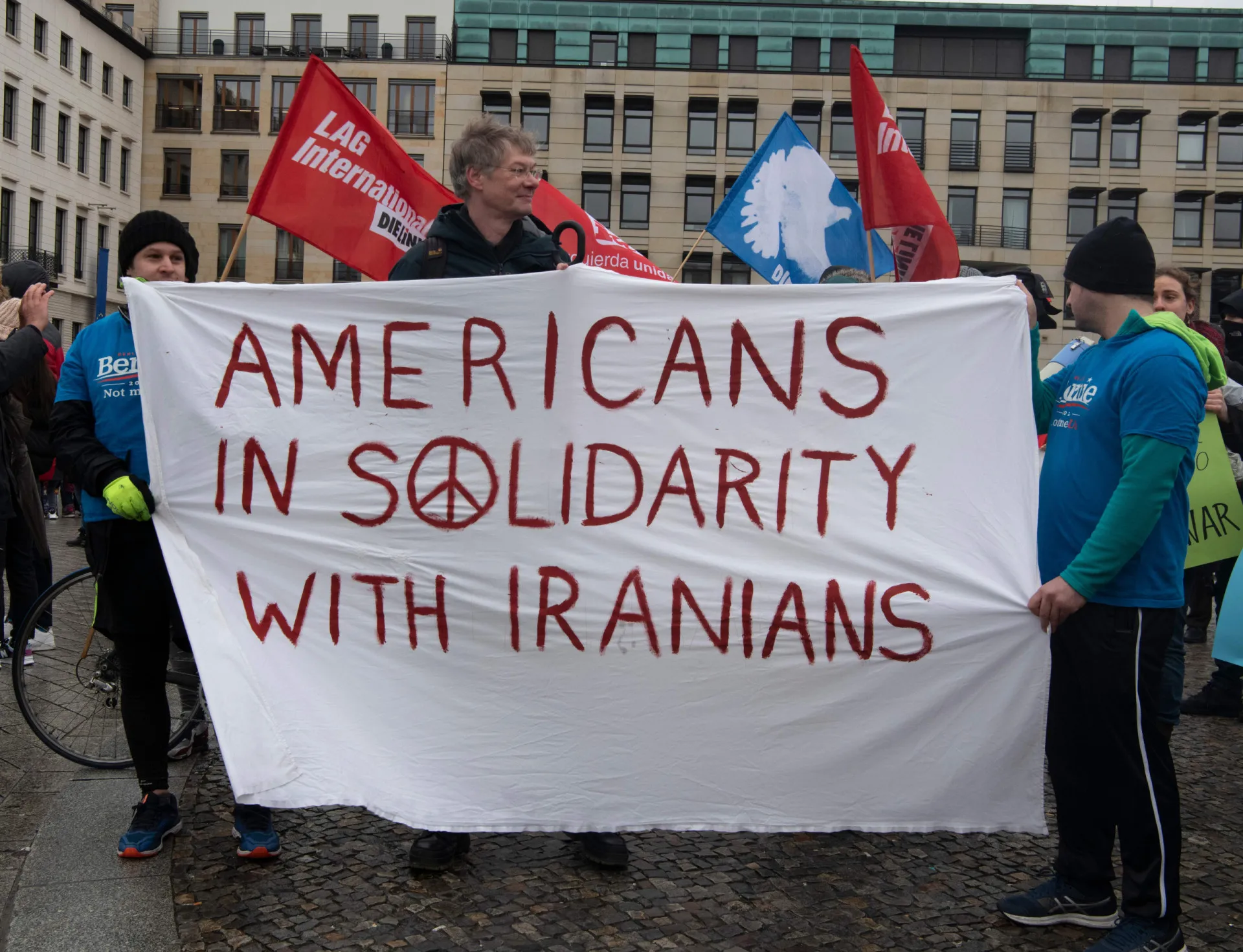 Um grupo de estudantes americanos e iranianos interagindo em um intercâmbio cultural.