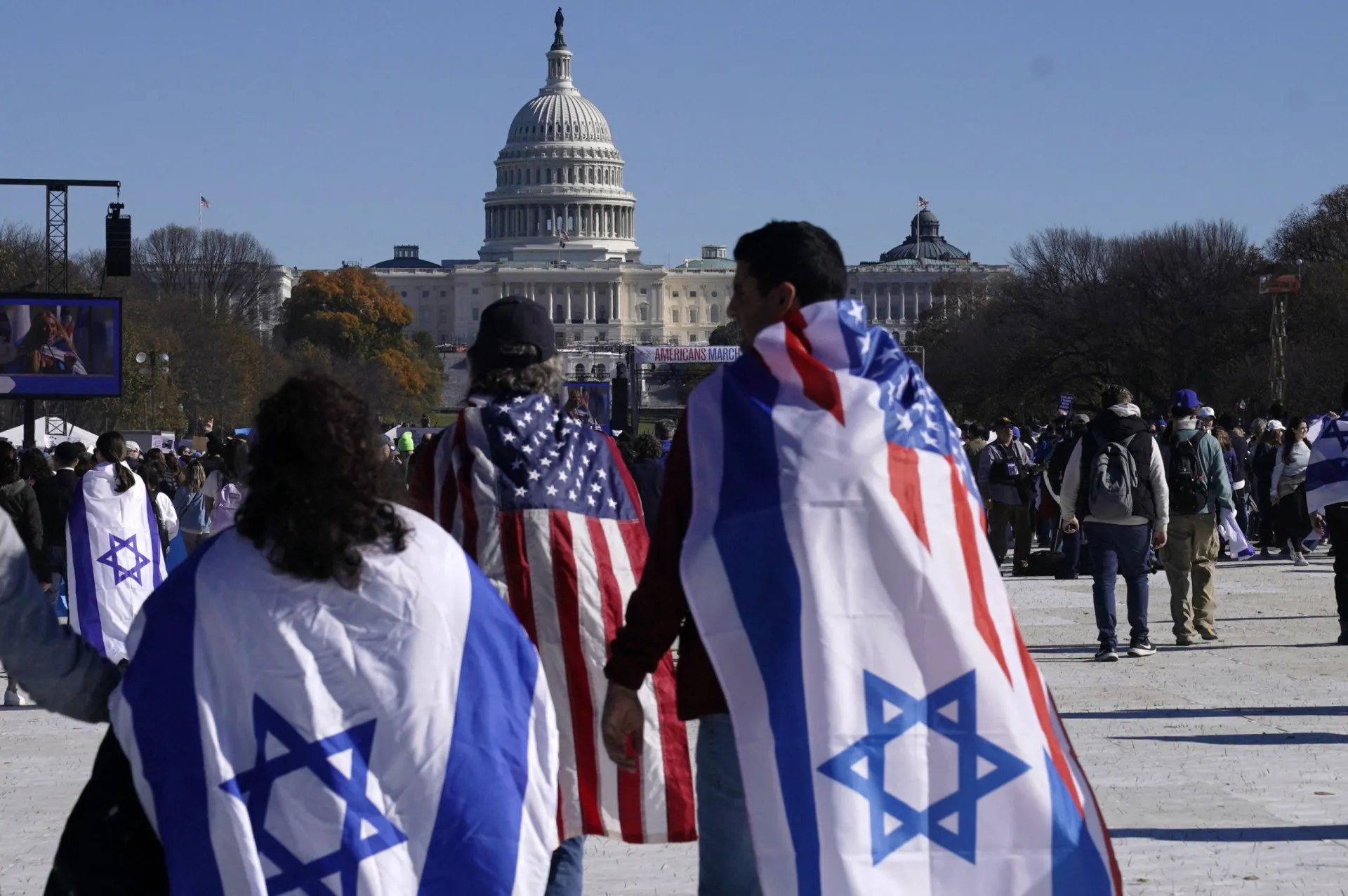 Bandeiras de Israel e dos Estados Unidos juntas, simbolizando a forte aliança.