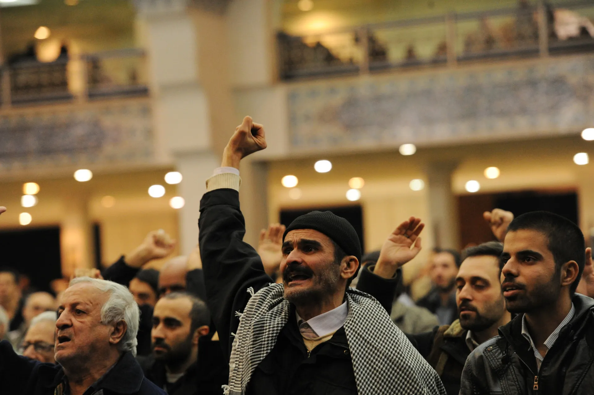O líder supremo do Irã, Aiatolá Khomeini, acenando para uma multidão.