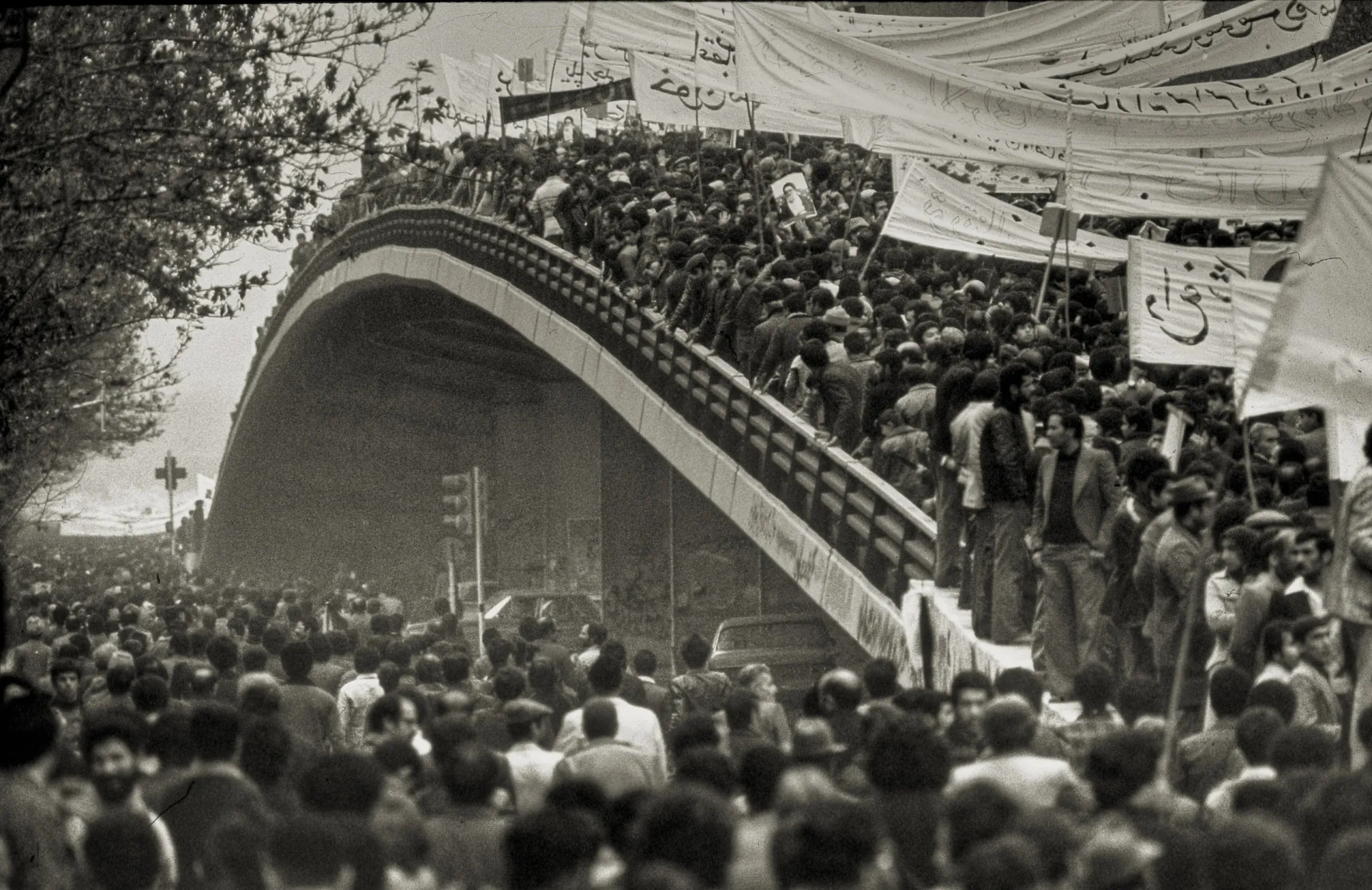 Multidões nas ruas do Irã durante a Revolução de 1979.