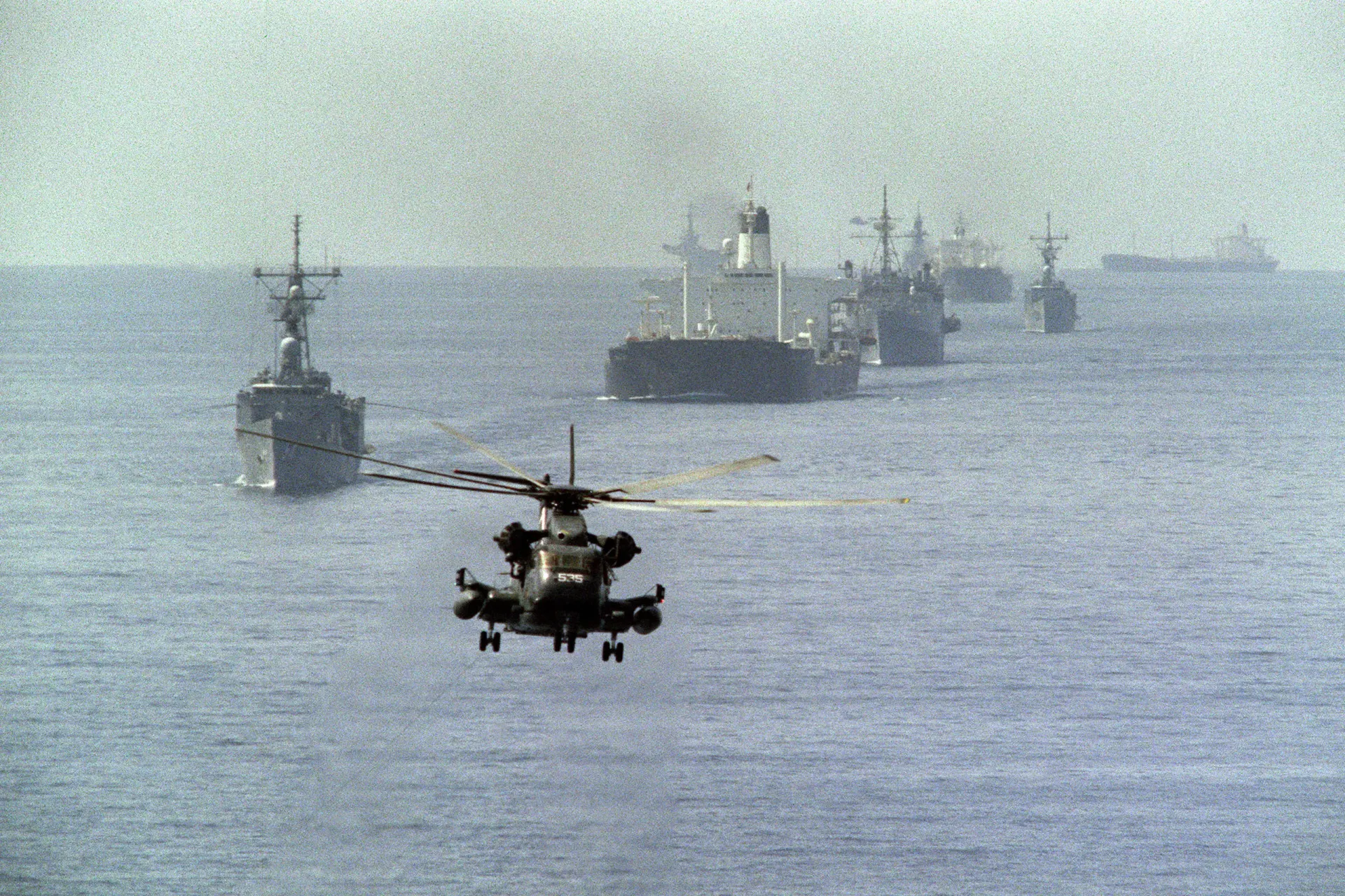 Um porta-aviões americano navegando no Golfo Pérsico.