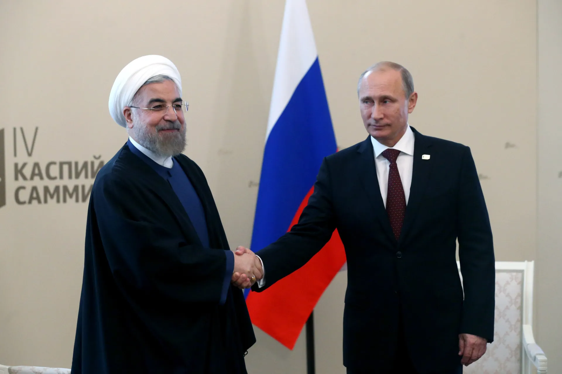 Líderes do Irã, Rússia e China reunidos, simbolizando sua aliança estratégica.