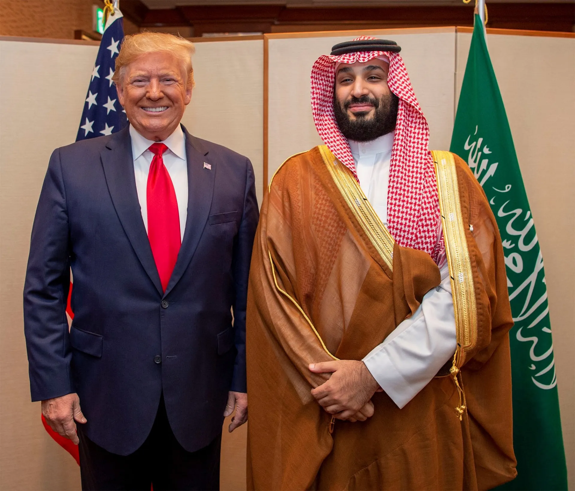 Líderes dos EUA, Arábia Saudita e Israel em um encontro, simbolizando suas alianças.