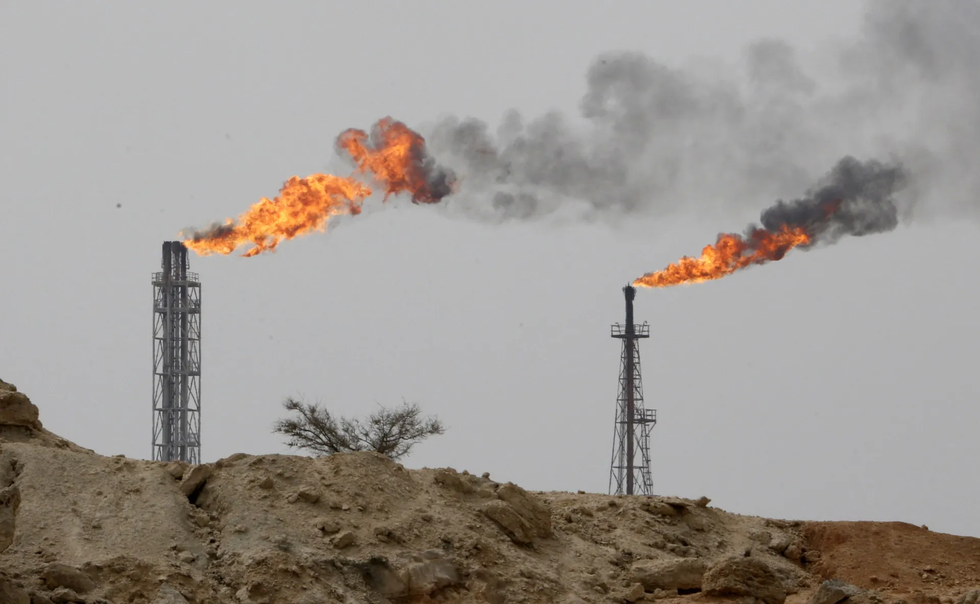 Plataformas de petróleo no mar, representando a riqueza energética do Oriente Médio.