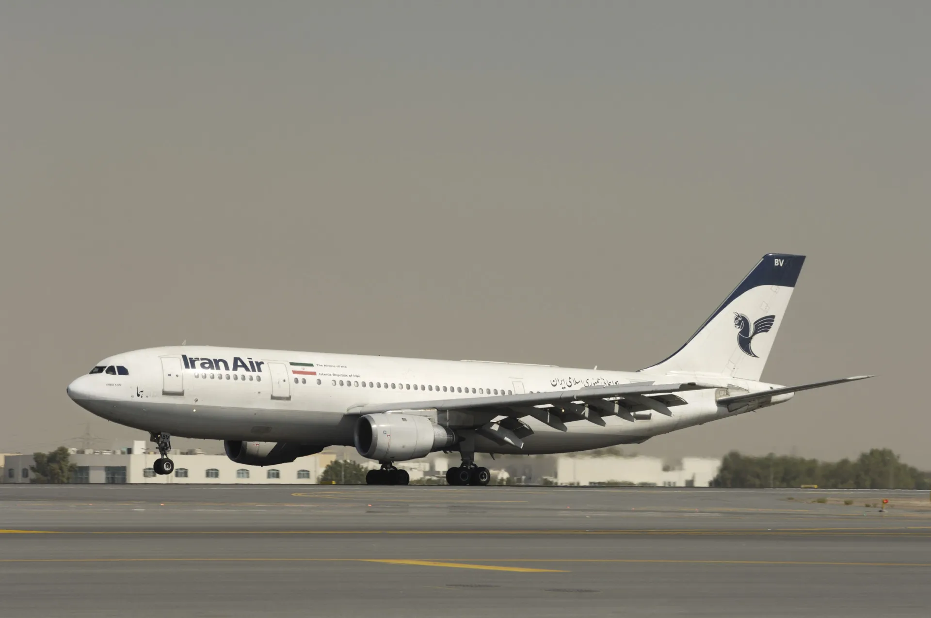 Destroços do voo 655 da Iran Air sendo recuperados do mar.