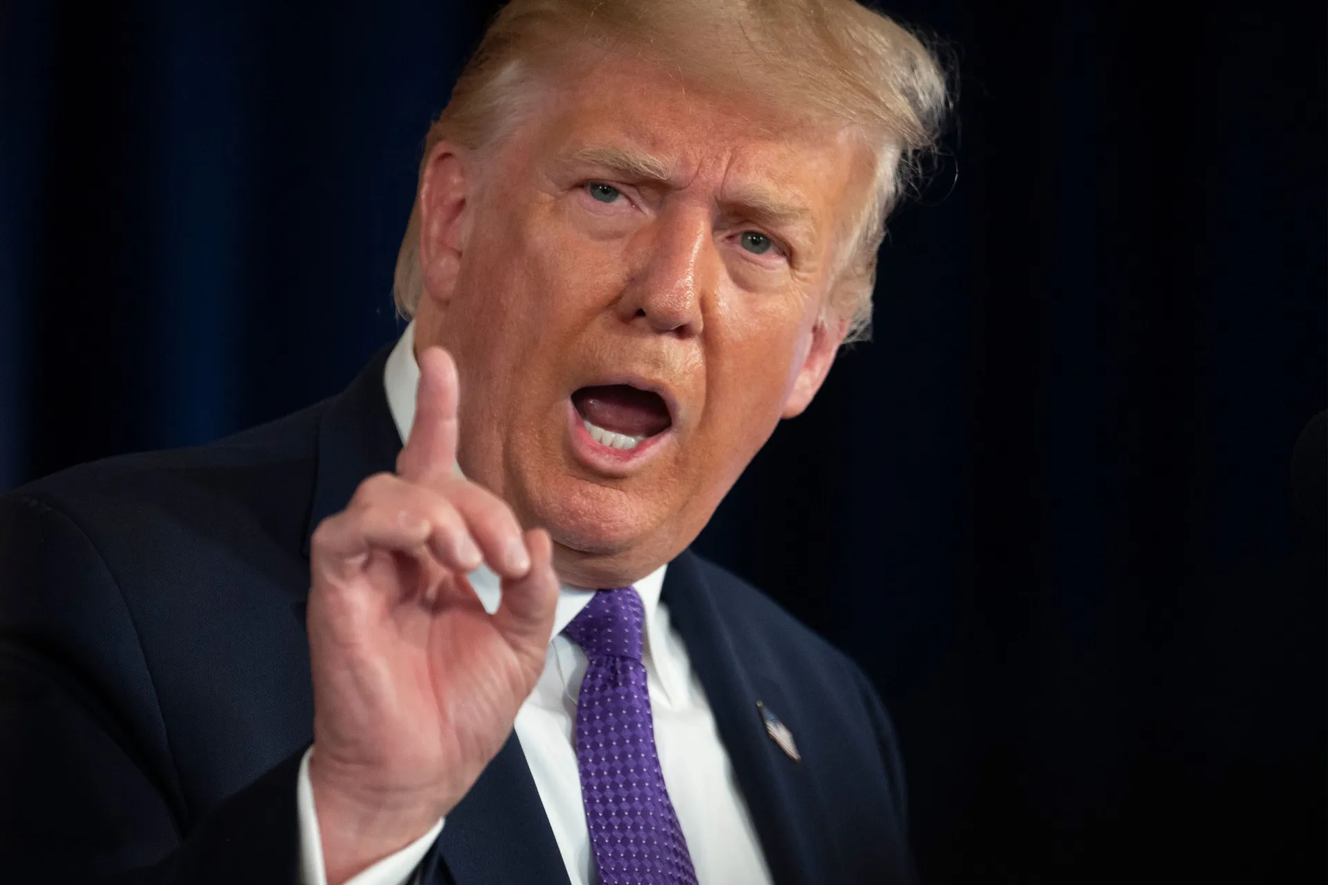 O ex-presidente Donald Trump gesticulando durante uma entrevista.