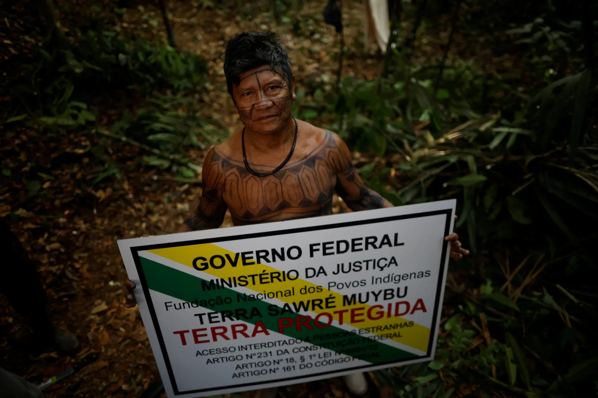 Juarez Saw, chefe do território Sawre Muybu, falando com seriedade durante uma reunião.
