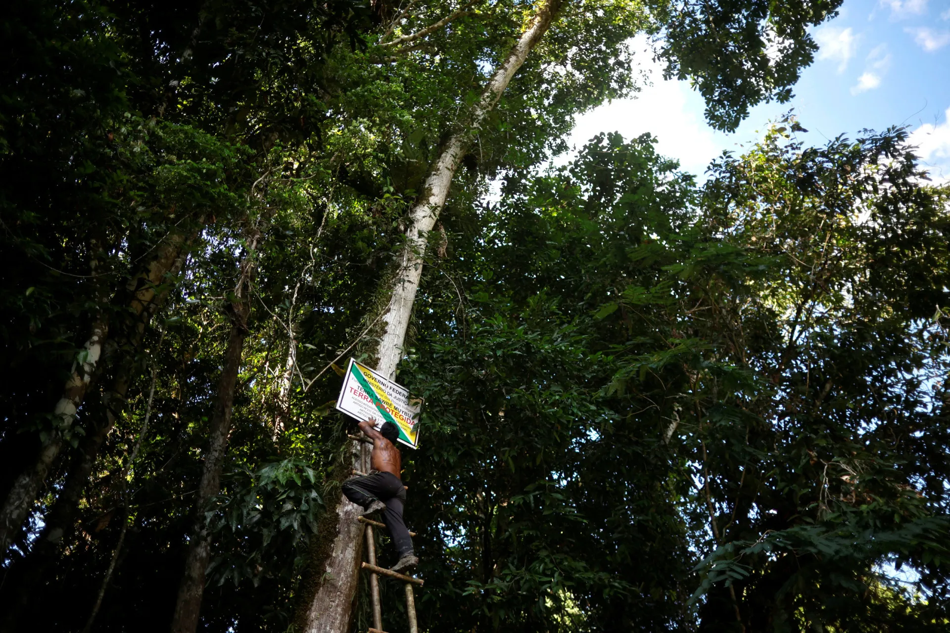 Guerreiro Munduruku com arco e flecha, vigiando a fronteira de seu território.