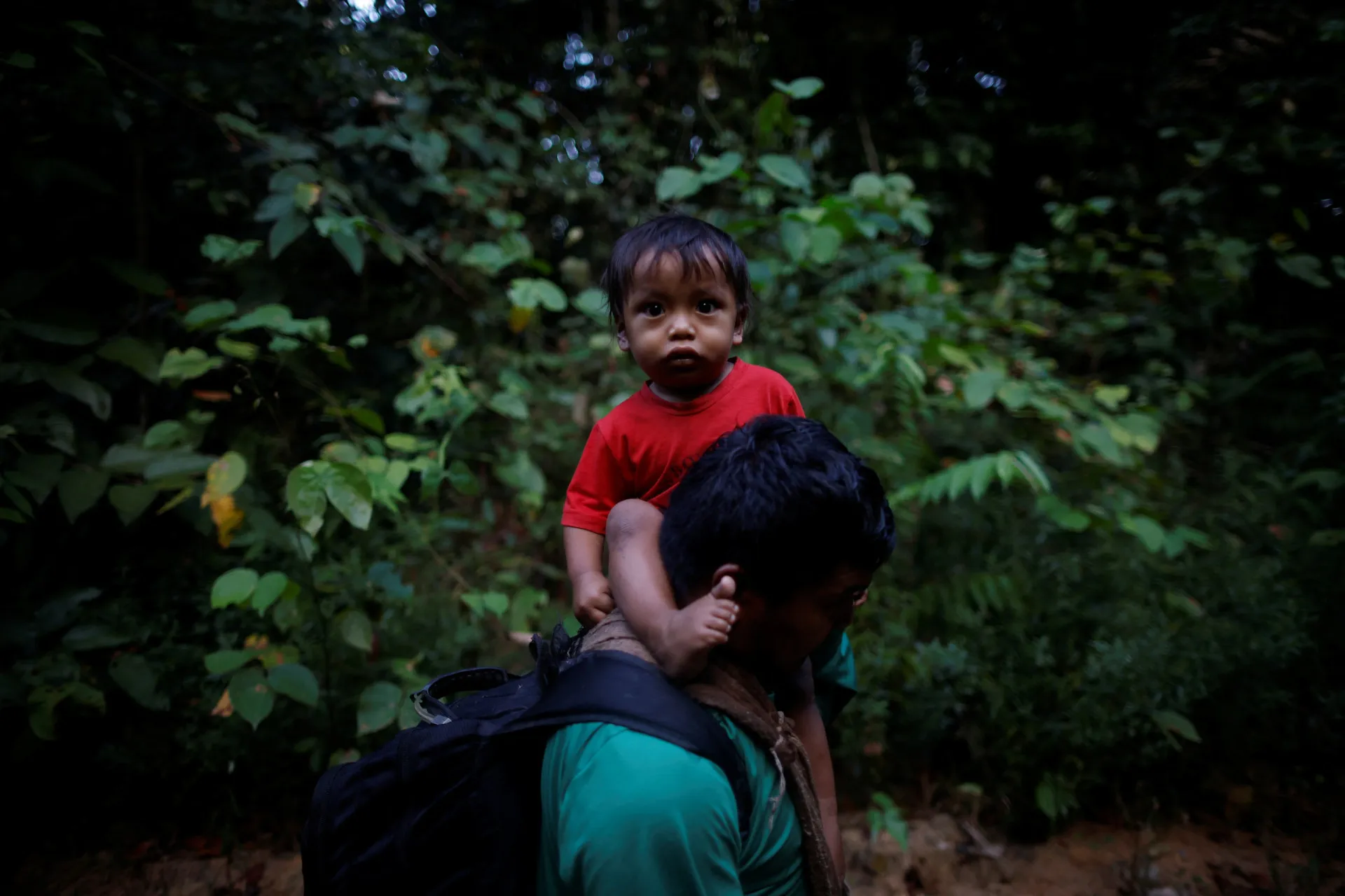 Mulheres e crianças Munduruku participando da expedição, mostrando a união da tribo.