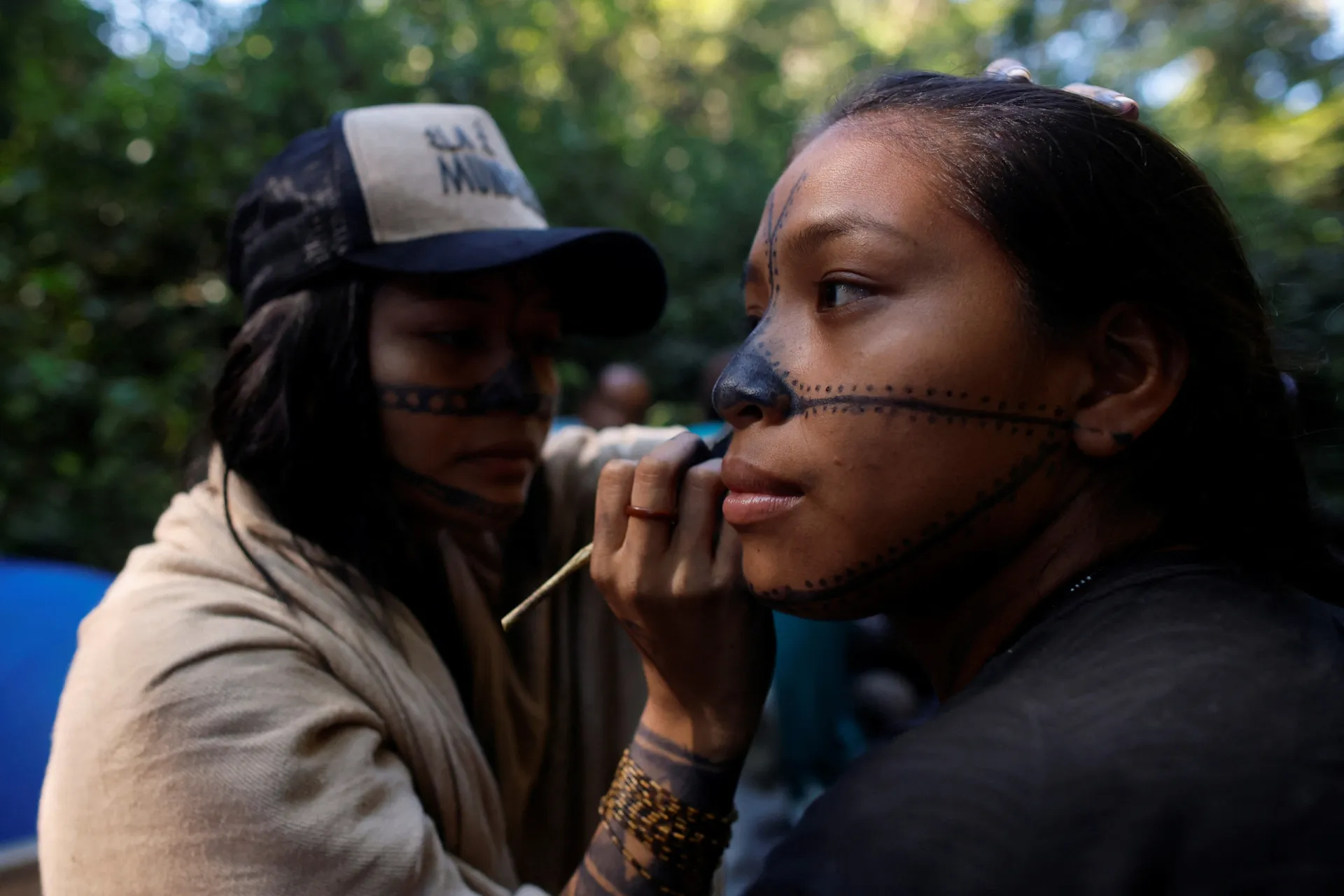 Um ancião Munduruku com marcas do tempo e da luta, representando a história de resistência de seu povo.