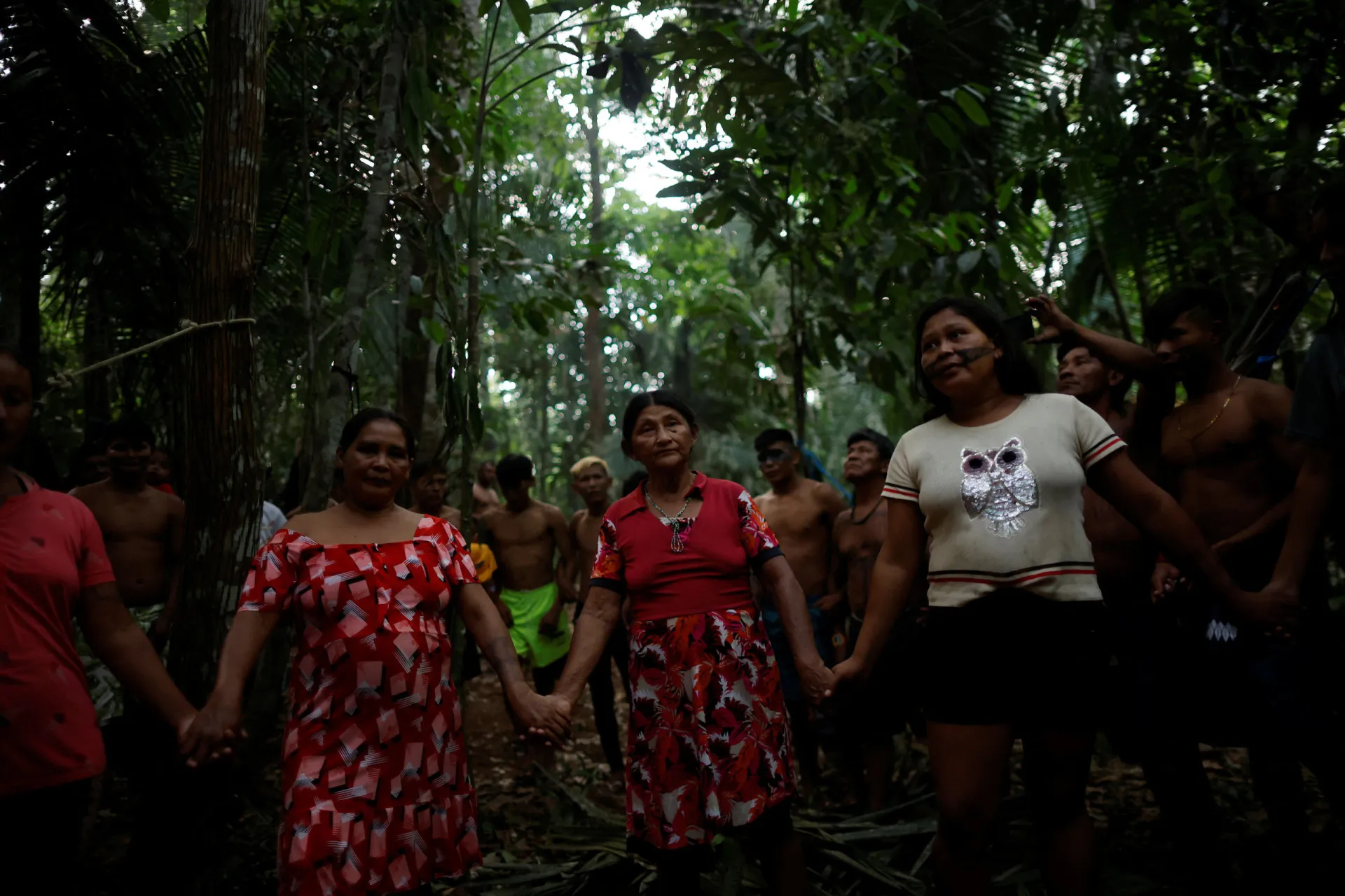 Jovem Munduruku com pinturas faciais tradicionais, olhando diretamente para a câmera.