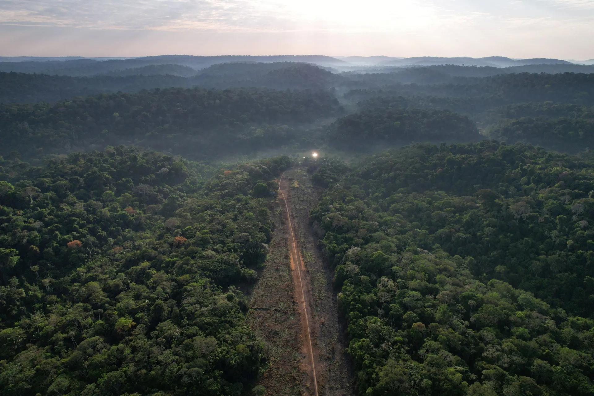 Garimpeiros ilegais trabalhando em uma área degradada da floresta amazônica.