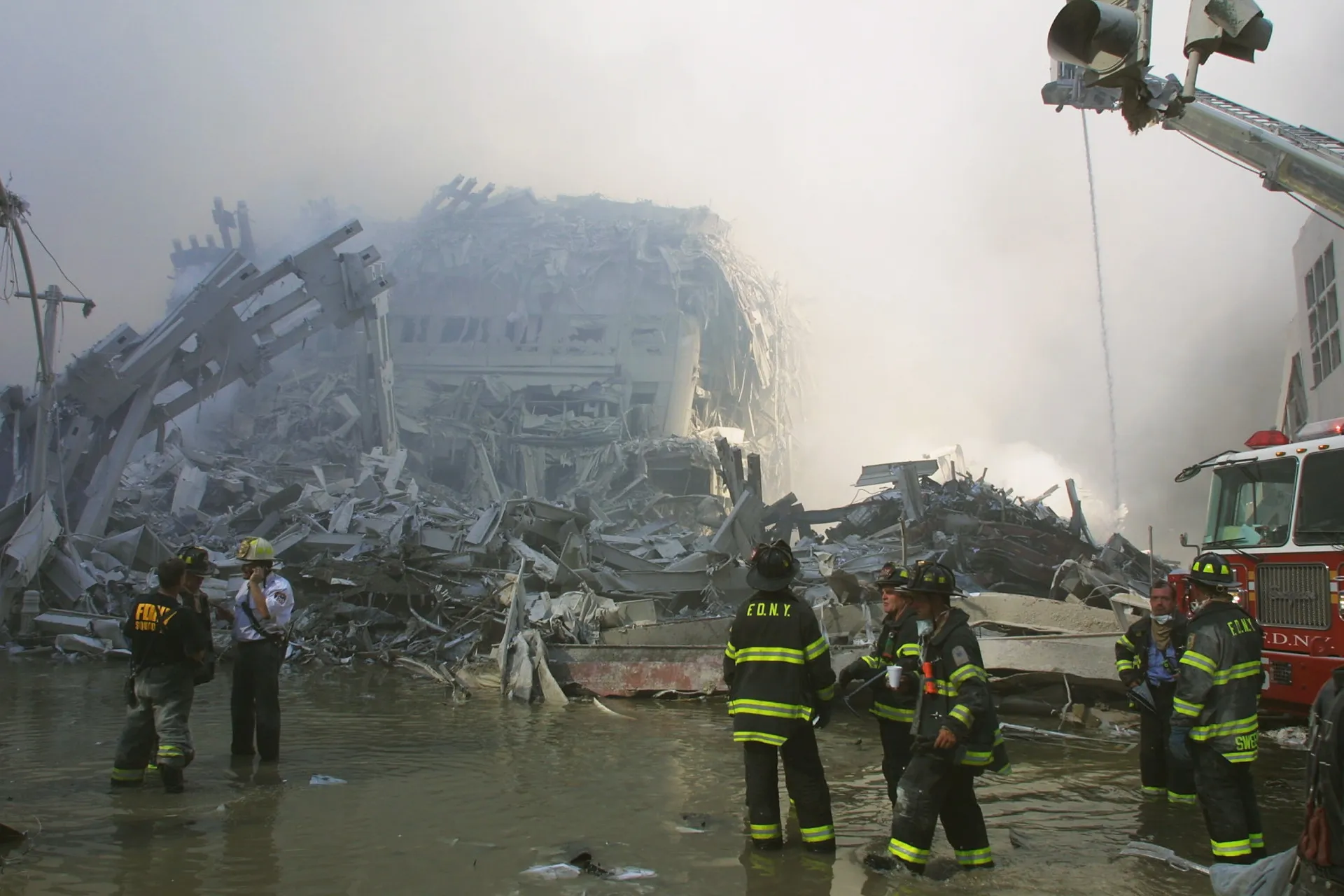 Equipes de resgate trabalhando nos destroços fumegantes do World Trade Center.
