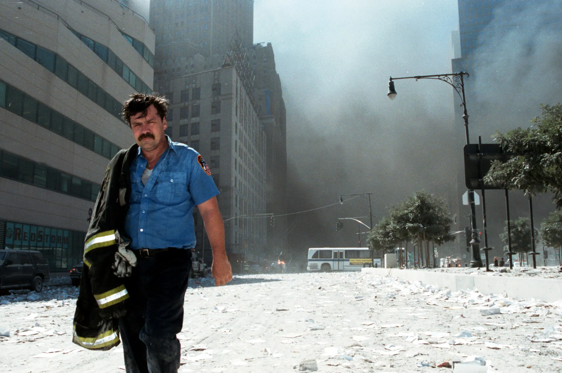 Bombeiros e equipes de resgate trabalhando incansavelmente nos escombros do World Trade Center.