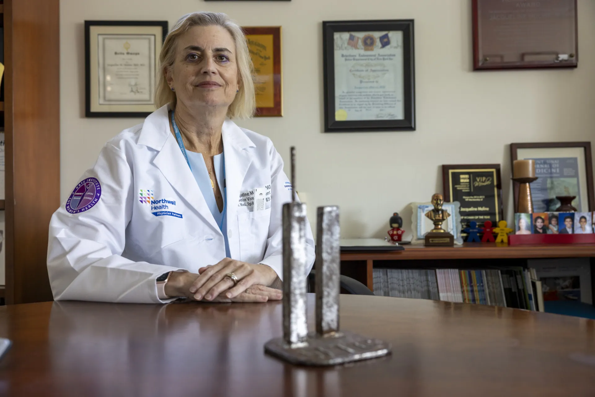 Um médico mostrando resultados de exames a um paciente, oferecendo suporte e informação.