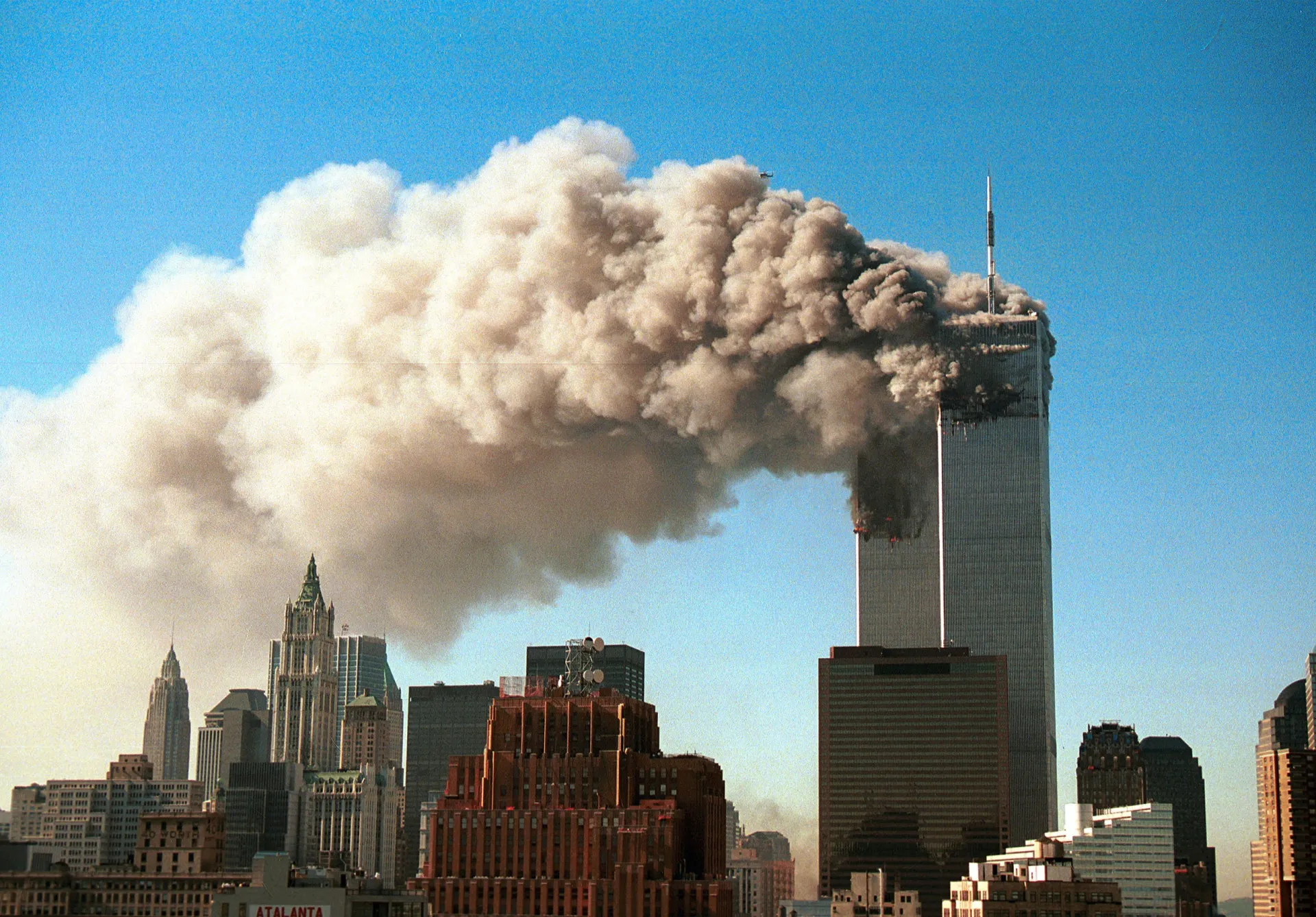Montagem de imagens do 11 de setembro e da bandeira do ISIS.
