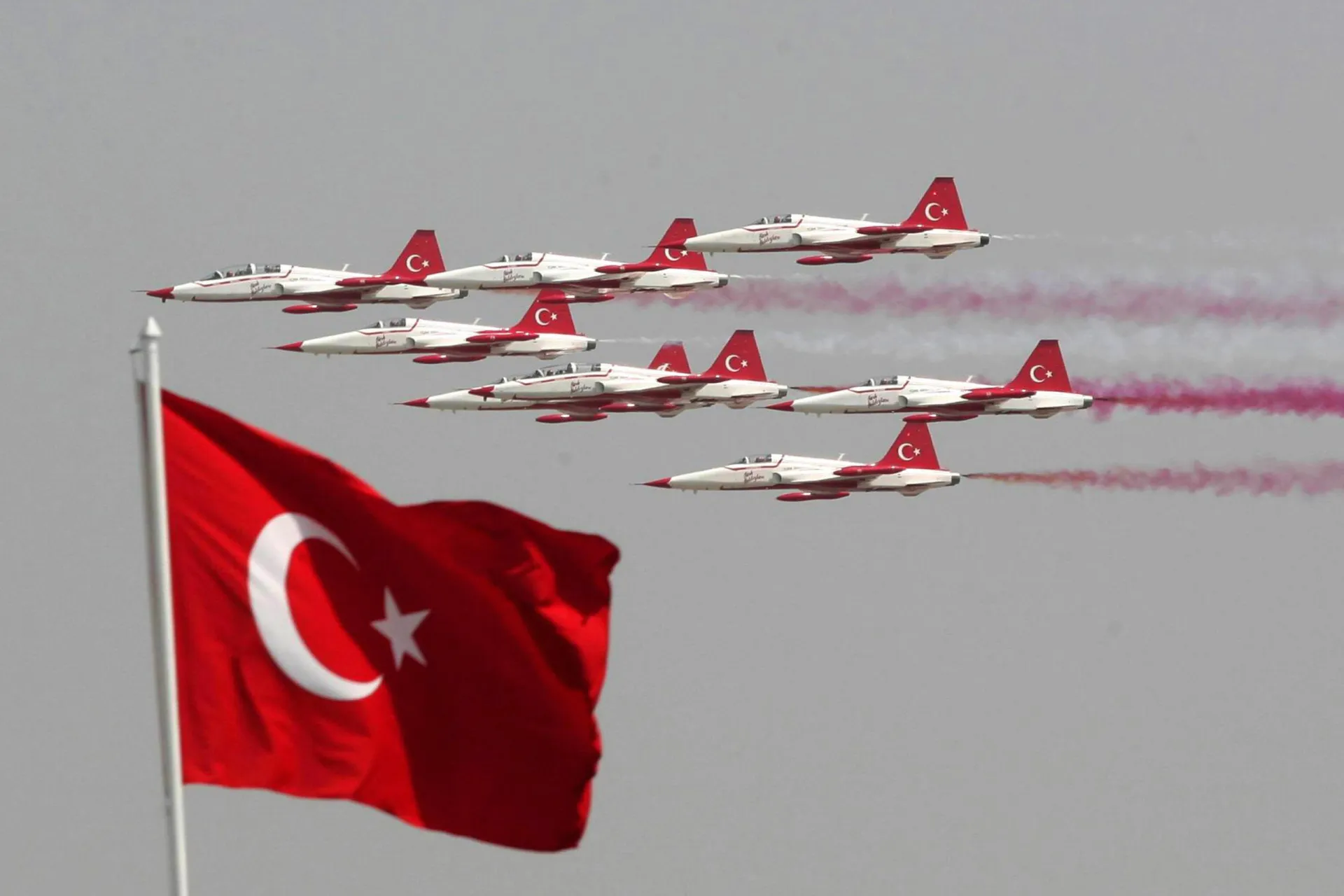 Bandeiras da França e da Turquia lado a lado.