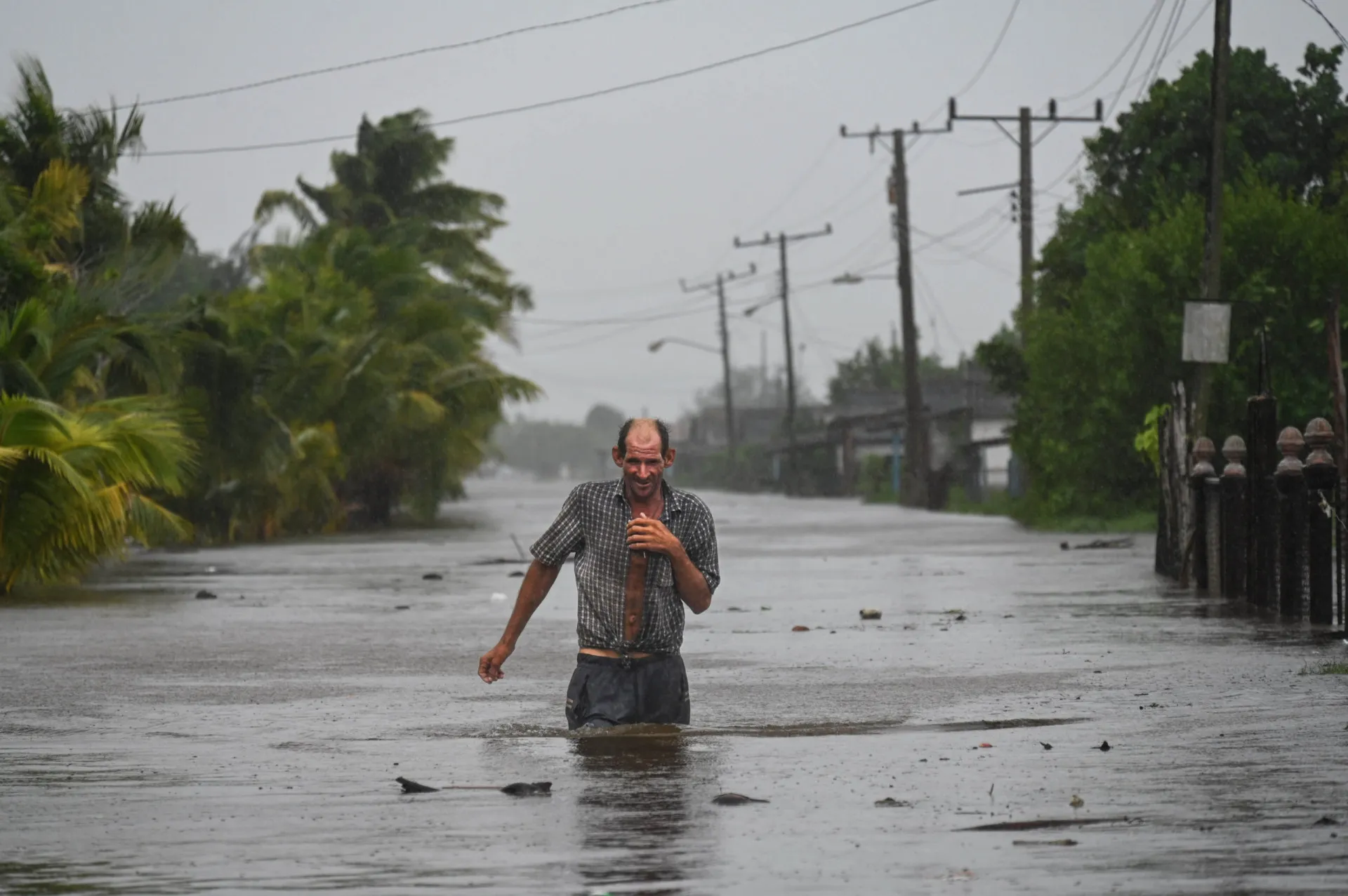 Cidade parcialmente submersa pela água, simbolizando inundações.