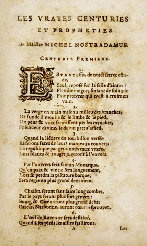 Uma lupa sobre um texto antigo e empoeirado.