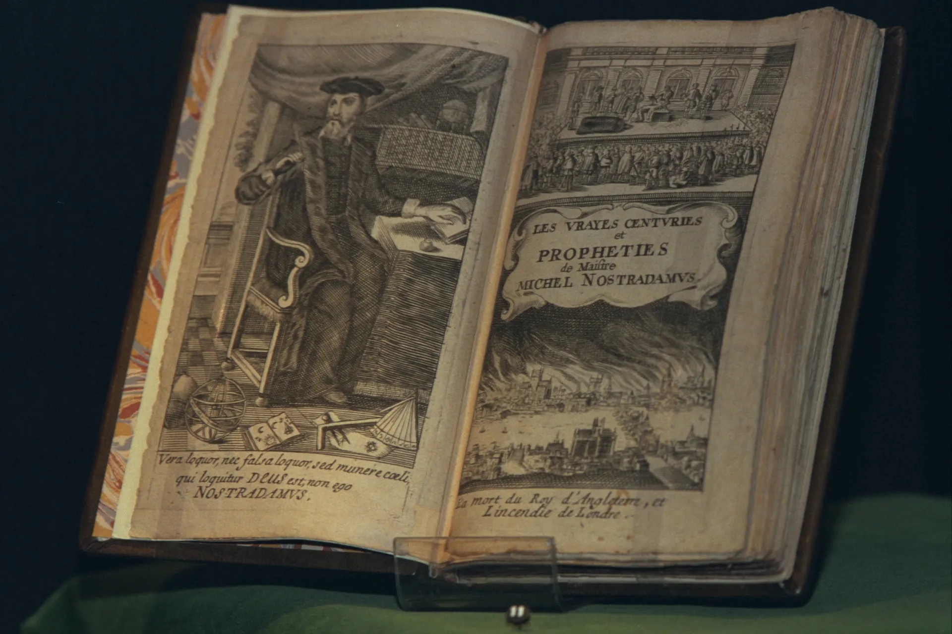 Página do livro 'As Profecias' de Nostradamus, com texto em francês antigo.