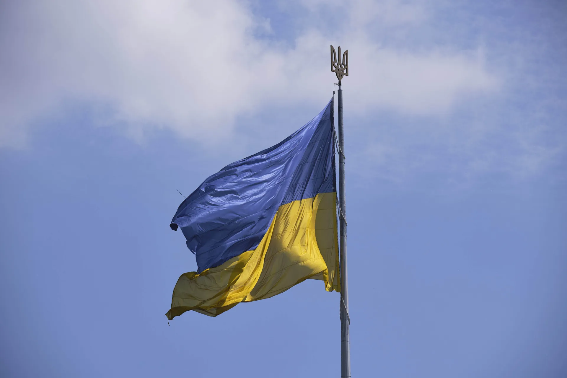 Bandeiras da Ucrânia e da Rússia em um cenário de conflito.