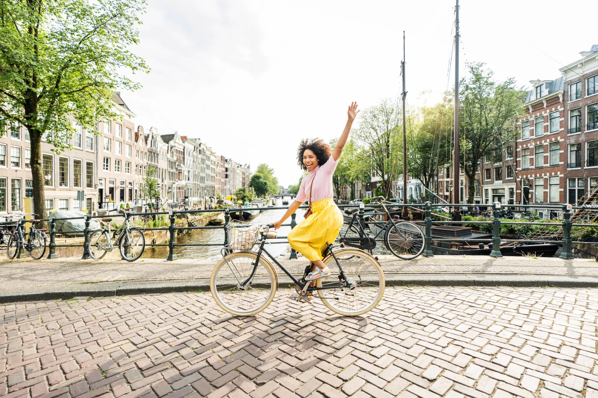 Cena clássica dos canais de Amsterdã com bicicletas e casas típicas holandesas.