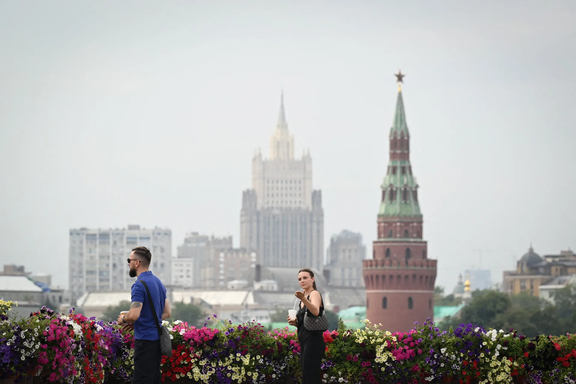 Mulheres vestindo trajes tradicionais de diferentes repúblicas da Rússia, mostrando a diversidade do país.