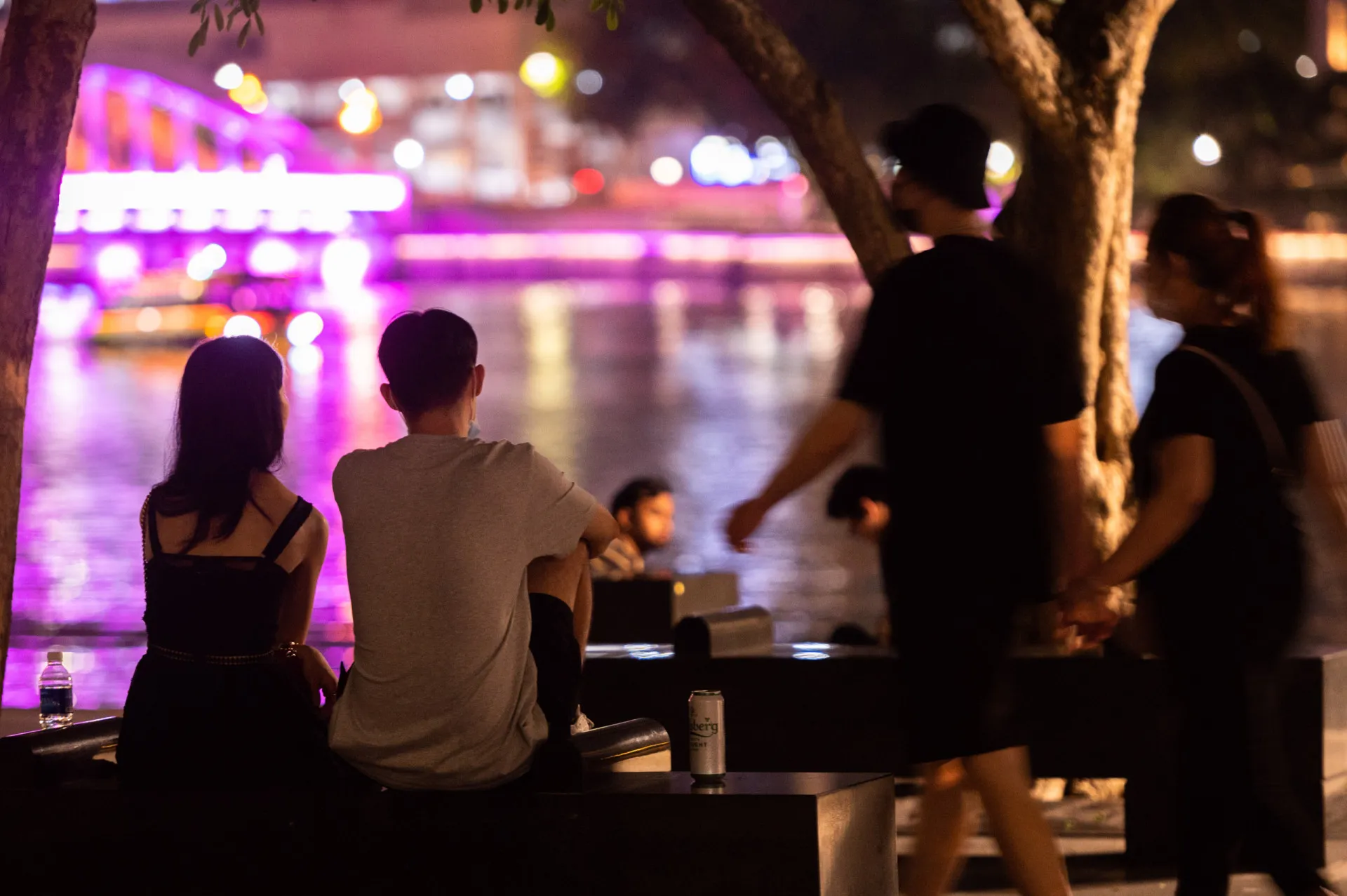 Um mercado de rua movimentado em Singapura, com pessoas de diferentes etnias interagindo.